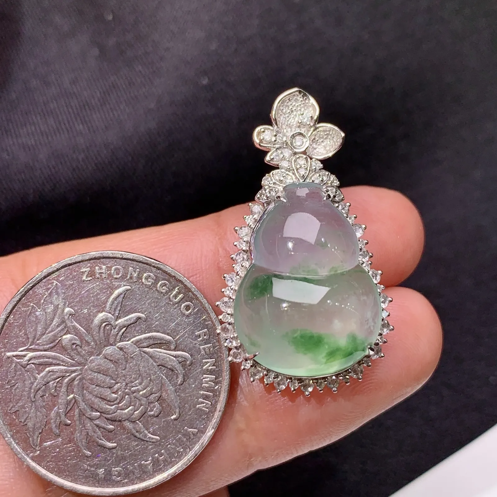 冰飘花葫芦吊坠，18k金钻镶嵌，冰润饱满，玉质细腻，种水足，Kf整体尺寸30.9*18*11.2