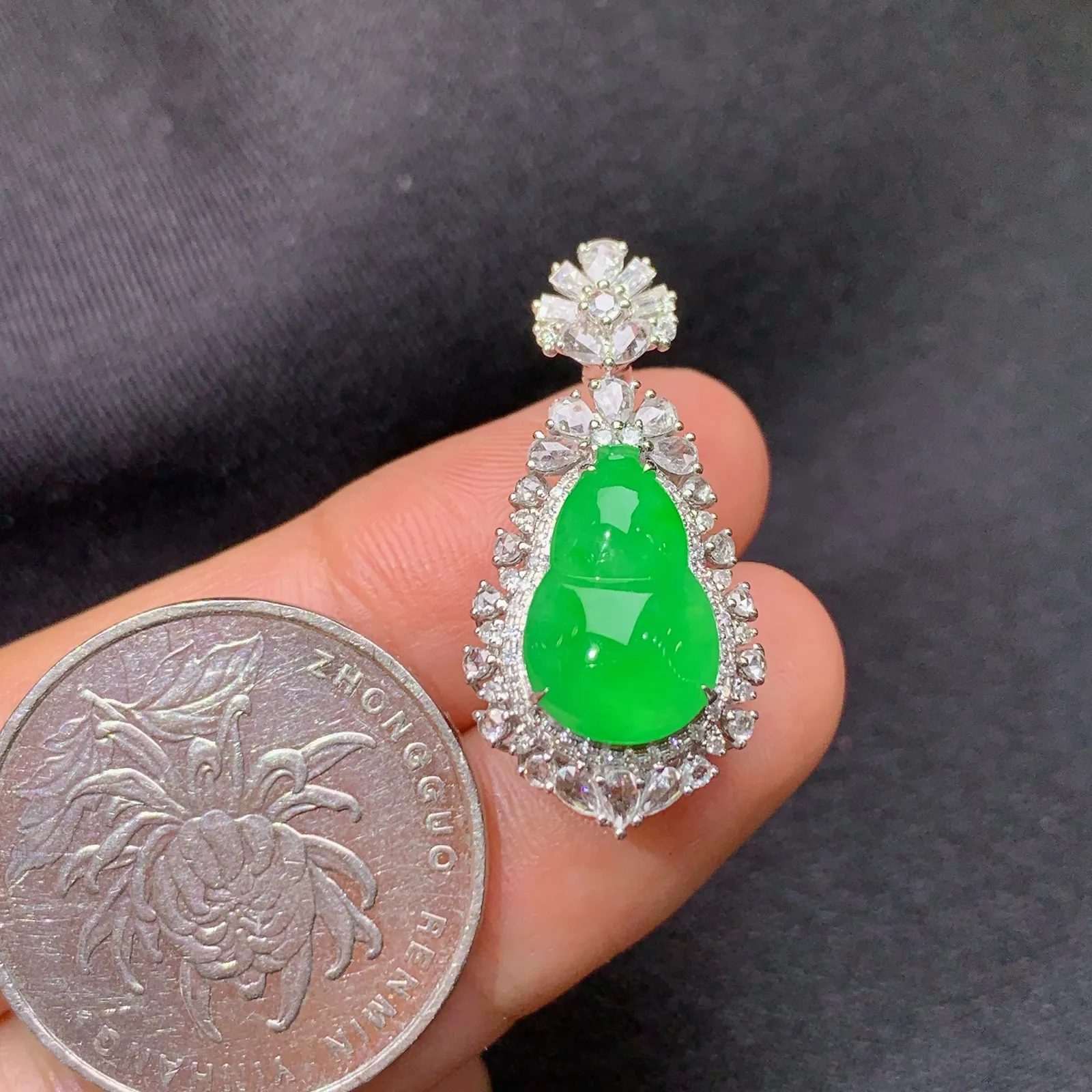 冰阳绿葫芦吊坠，18k金钻镶嵌，高贵色阳，玉质细腻，种水足，Sk整体尺寸28.2*13.6*10.5