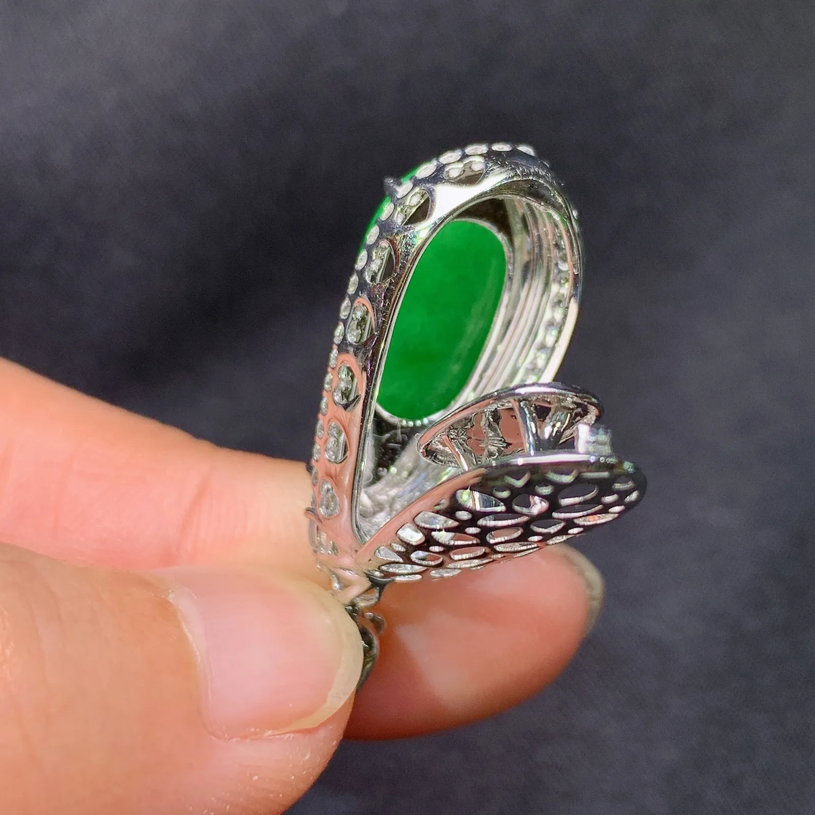 阳绿福瓜吊坠，18k金钻镶嵌，水润色阳，玉质细腻，种水足，Al整体尺寸33.1*12.2*8.8