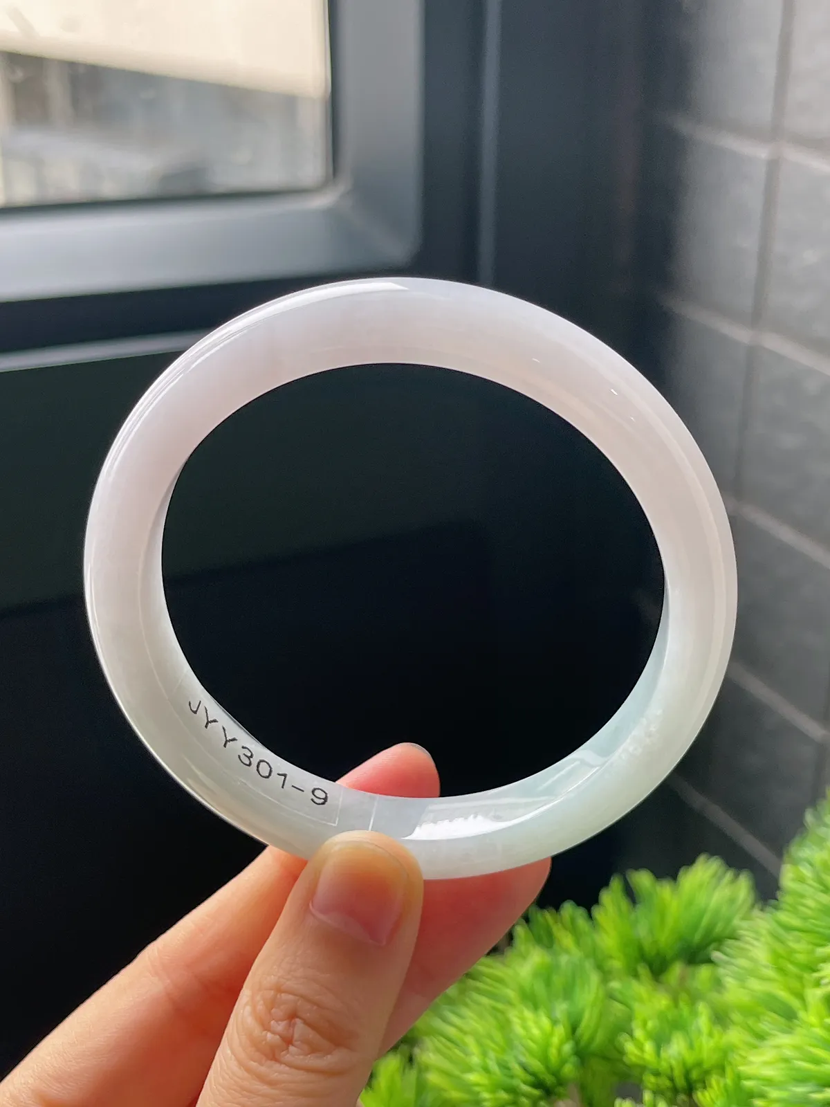 正圈59.6圈口，翡翠糯化种淡绿色手镯