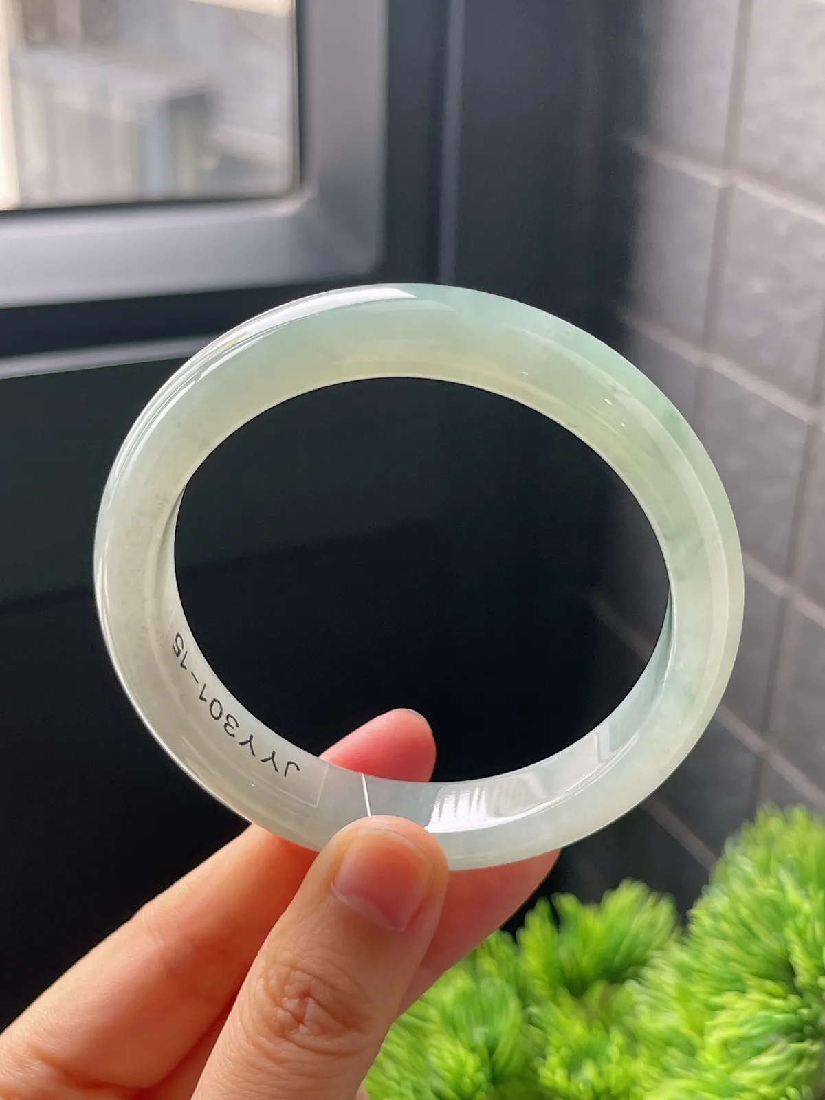 正圈57.7圈口，翡翠冰糯种飘绿手镯