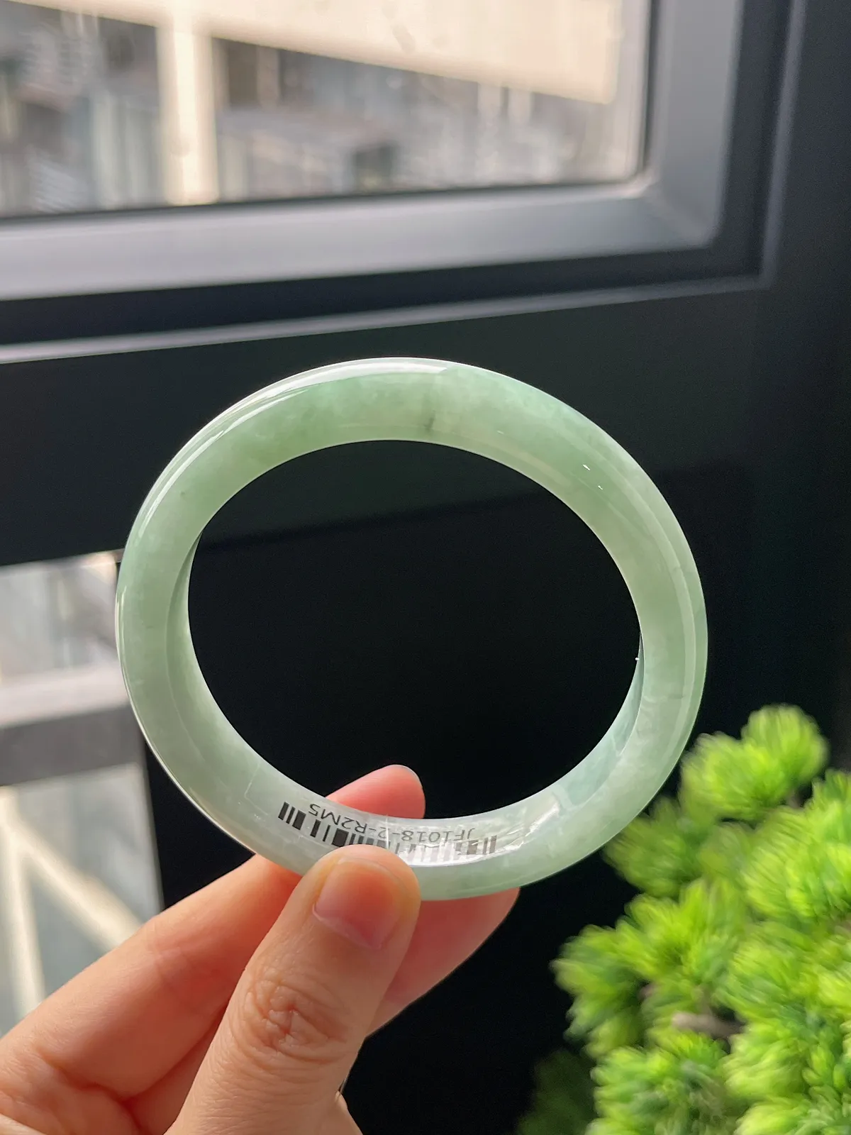 正圈58.7圈口，翡翠糯化种淡绿色手镯