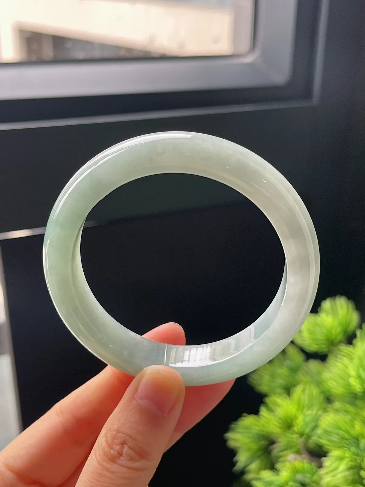 正圈56圈口，翡翠糯化种淡绿色手镯