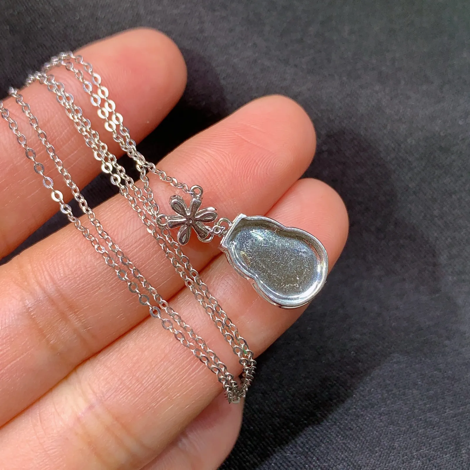 冰阳绿葫芦锁骨链吊坠，18k金钻镶嵌，款式新颖，冰润色阳，种水足，zha裸石尺寸11.5*7.6*2.2