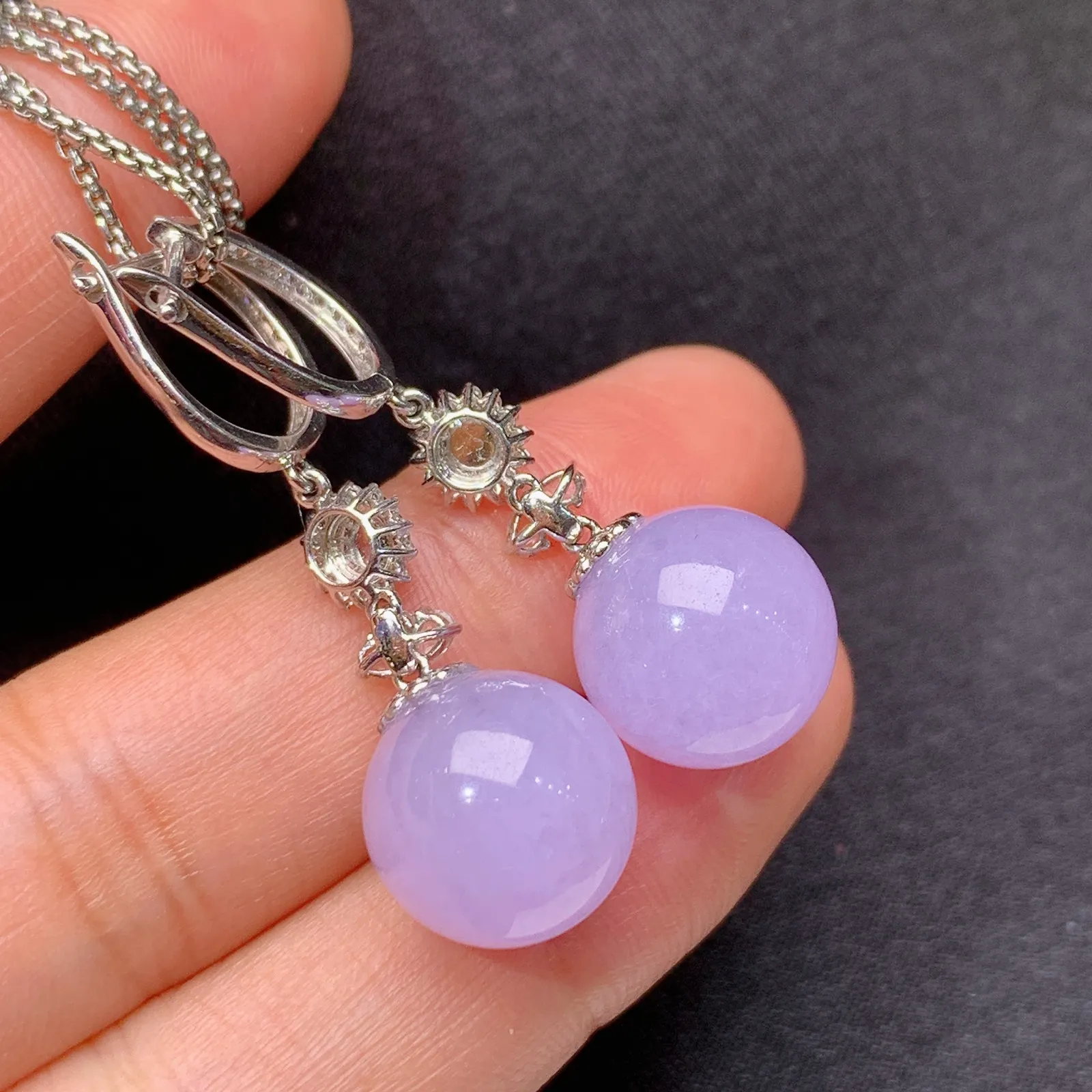 紫罗兰圆珠耳坠，款式优雅，18k金钻搭配小绿蛋面镶嵌，温润细腻，颜色鲜艳，Cj取其一裸石尺寸12