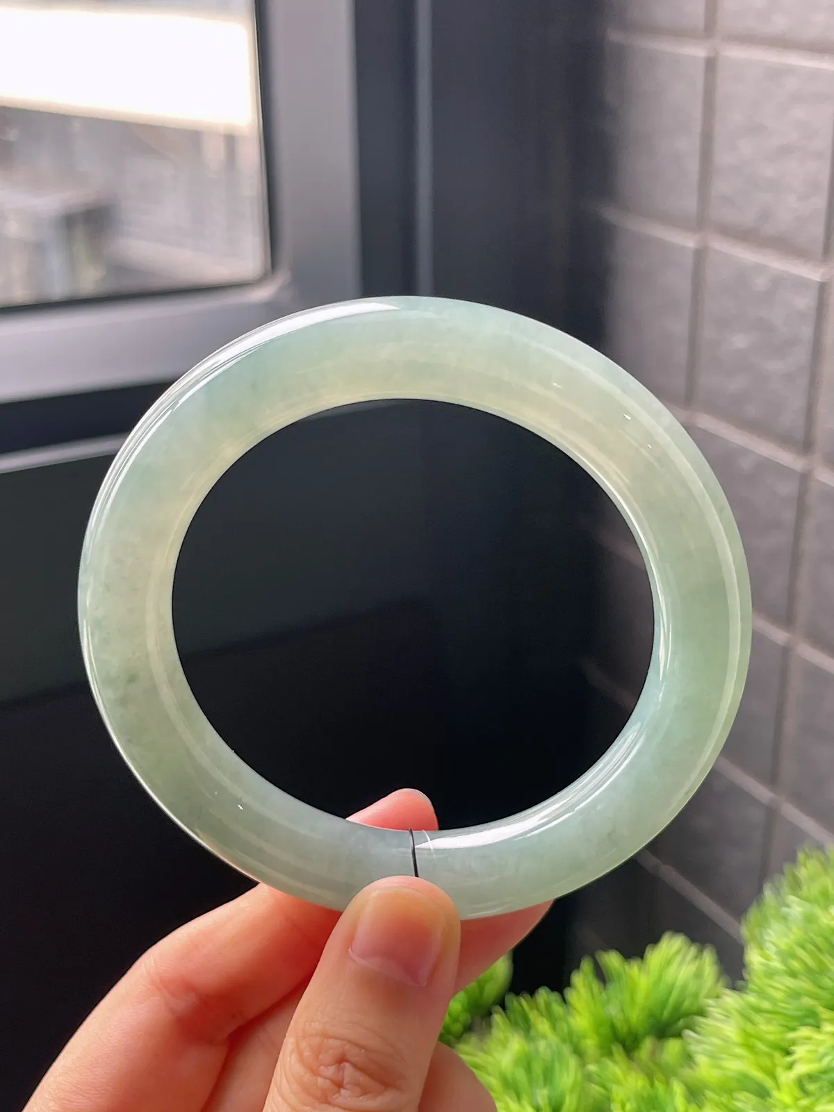 圆镯58圈口，翡翠冰糯种灰绿色手镯