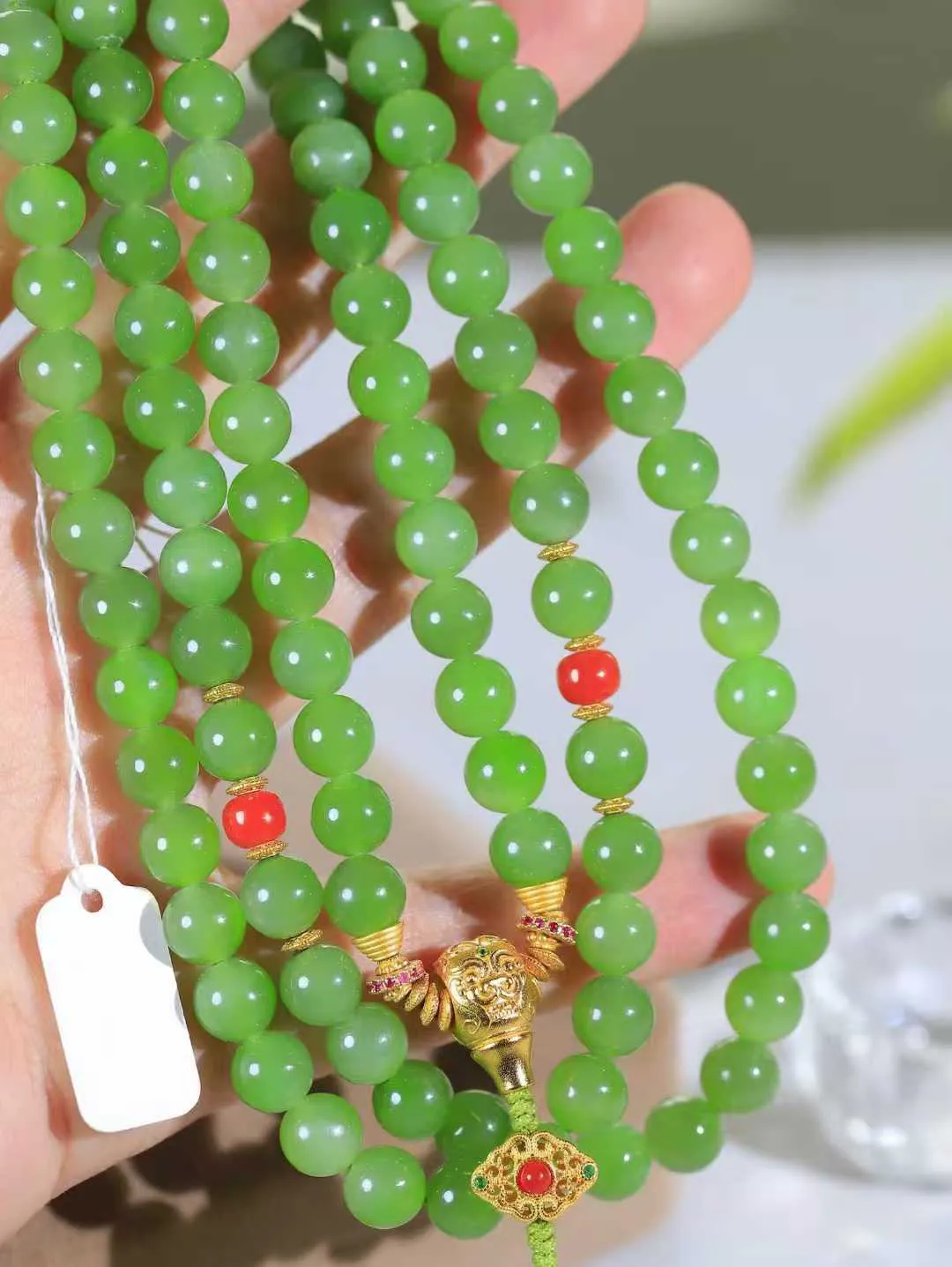 【链.108】

精品️和田玉碧玉圆珠挂链 玉质温润细腻 油性十足 佩戴舒适。珠珠落玉盘，间关莺语花底滑，一生美好时光，无论身在何处，都有它相伴相守。事事顺遂，幸福美满，吉祥如意。重108.3克 尺寸取一8mm FDL-4410333
​