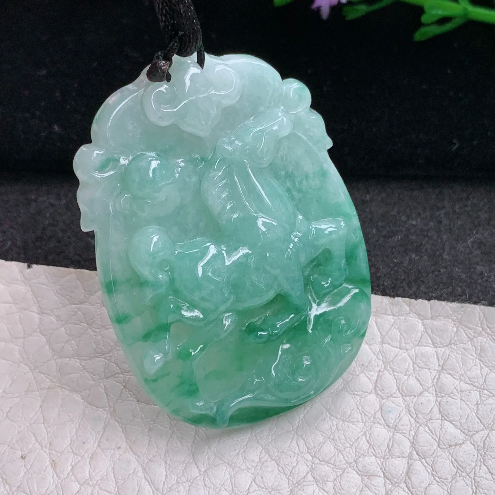 f8自然光45*32.5*6天然缅甸翡翠A货飘花飞马 生肖马 马到功成玉吊坠