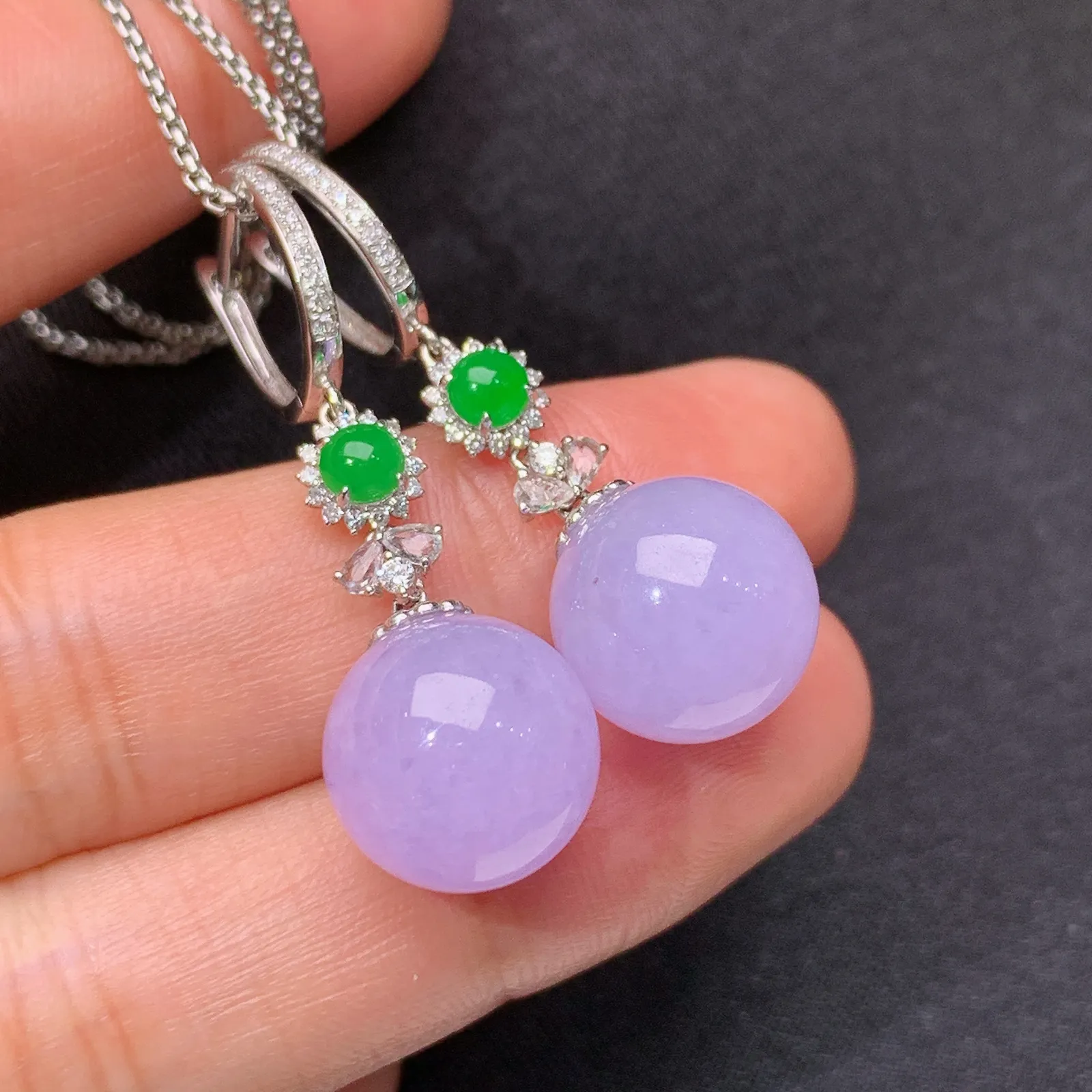 紫罗兰圆珠耳坠，款式优雅，18k金钻搭配小绿蛋面镶嵌，温润细腻，颜色鲜艳，Cj取其一裸石尺寸12