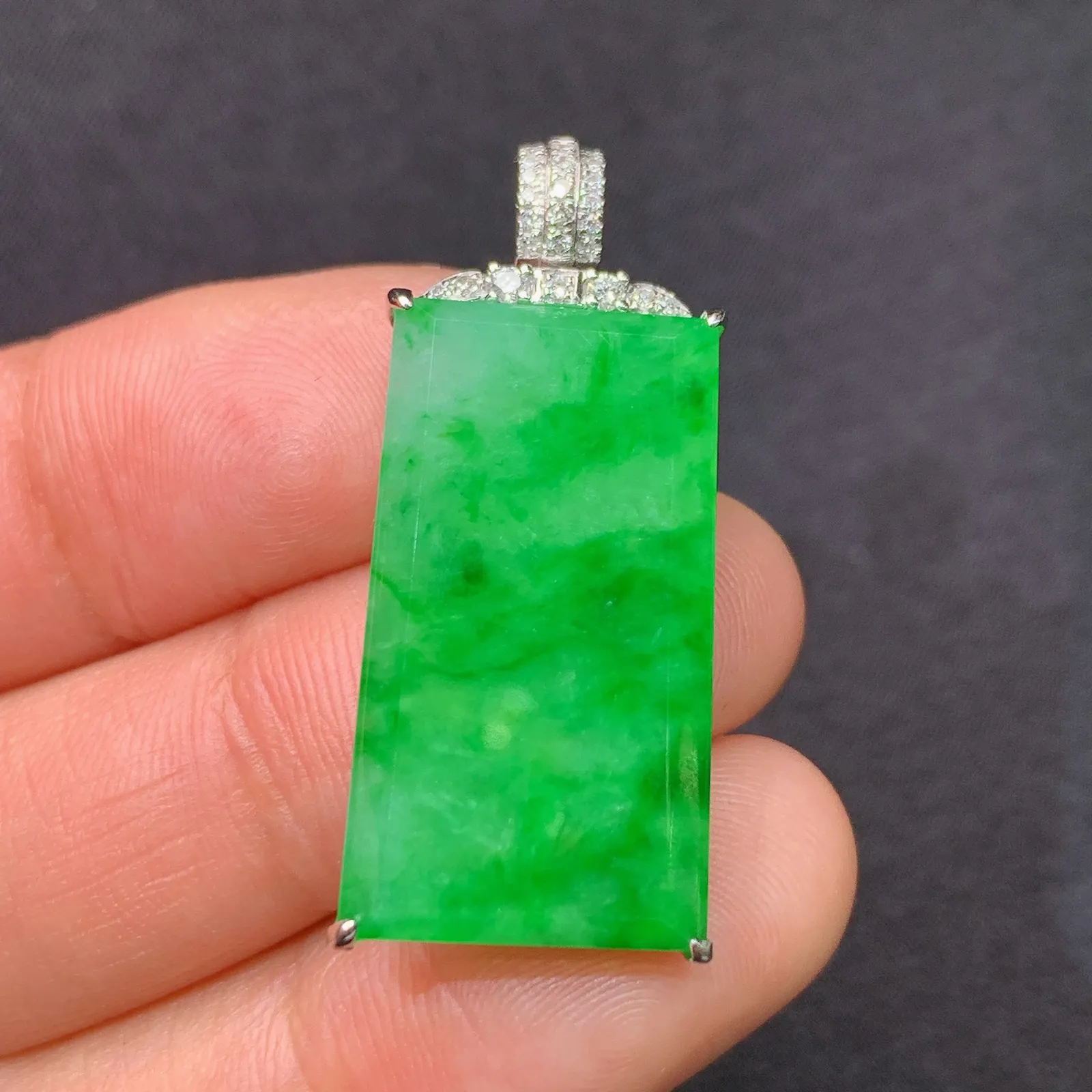 冰阳绿无事牌吊坠，18k金镶嵌，冰润色阳，zha整体尺寸33.1*14.9*5.2