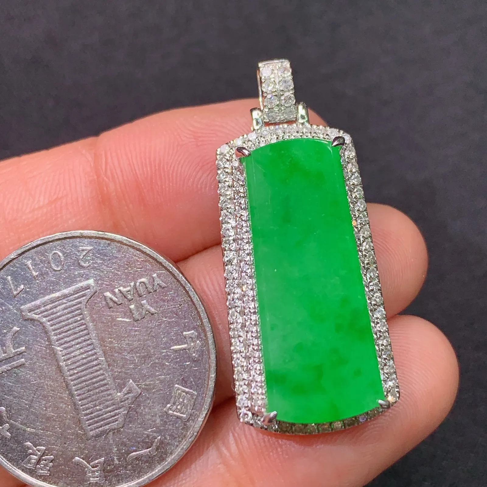 阳绿无事牌吊坠，18k金钻镶嵌，冰润色阳，种老水足，zha整体尺寸34.8*14.8*7.8