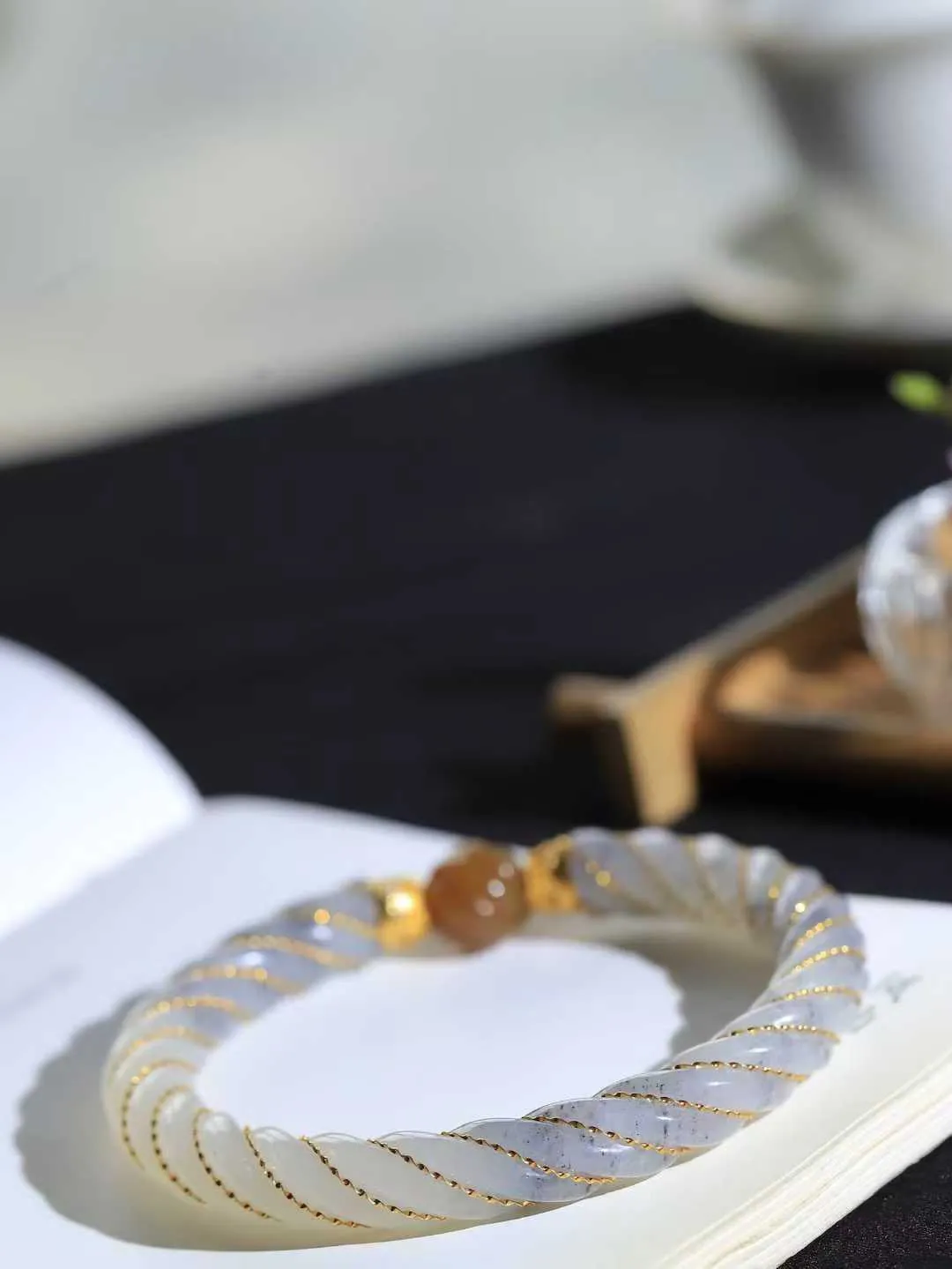 【麻花.手镯】

精品和田玉三色18k金镶嵌麻花手镯，玉质温润细腻，做工精湛，昆仑雪色凝作绕指柔，双