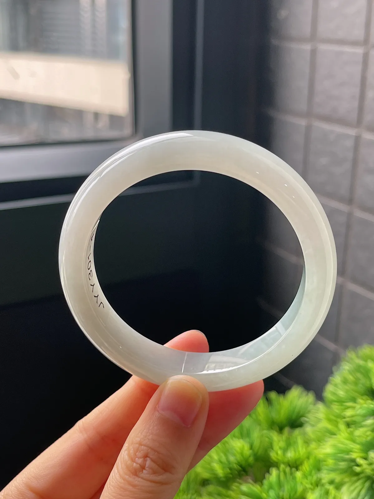 正圈55.7圈口，翡翠冰糯种淡绿色手镯