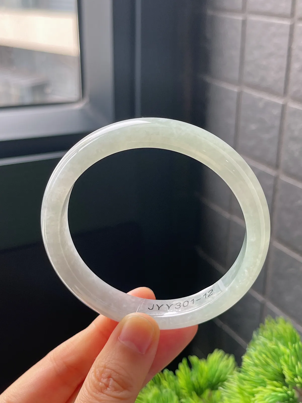 正圈59.6圈口，翡翠冰糯种淡绿色手镯