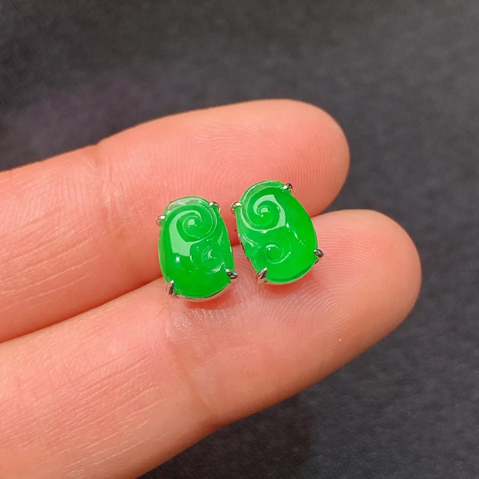 冰阳绿如意耳钉，18k金镶嵌，简约时尚，冰润色阳，种水足，zha取其一尺寸8.5*6*2.1