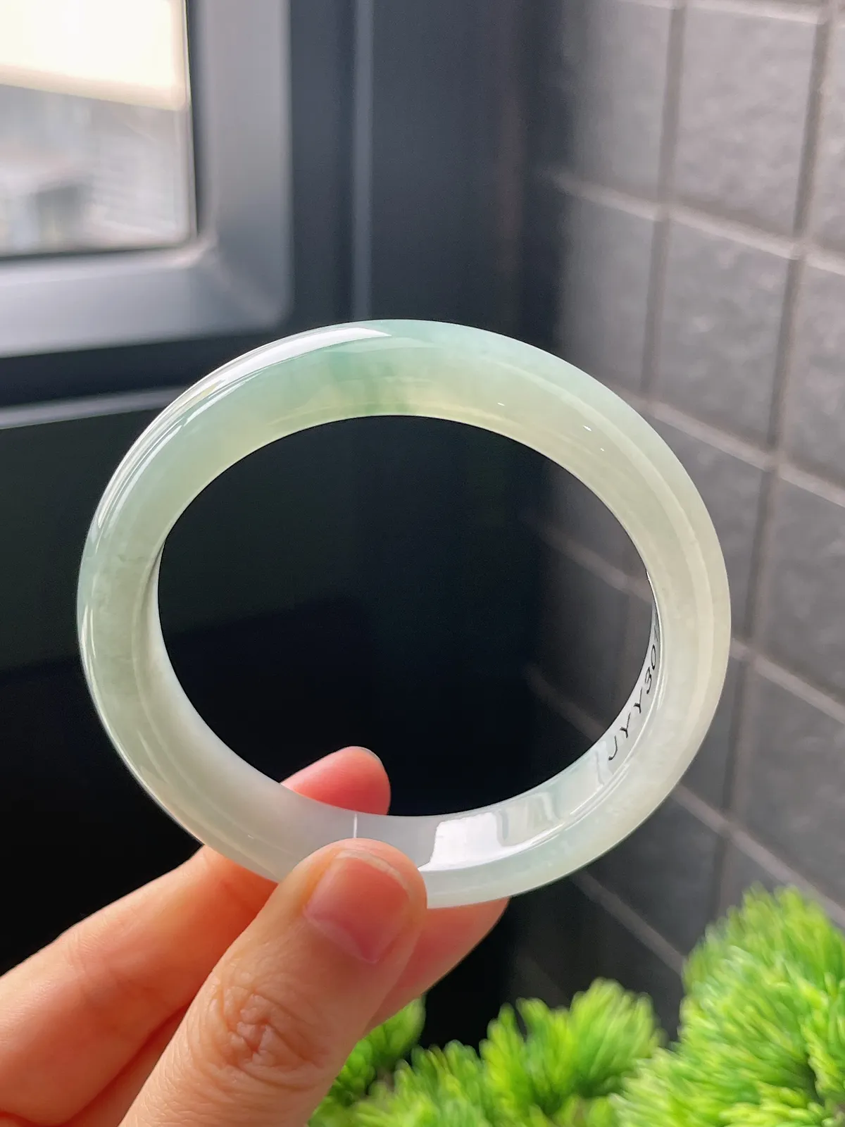 正圈54.7圈口，翡翠冰糯种淡绿色手镯