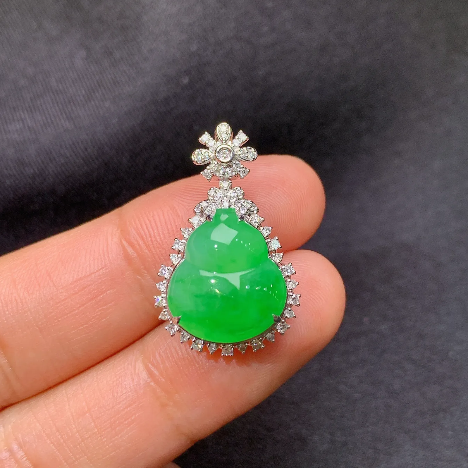 阳绿葫芦吊坠，18k金钻镶嵌，冰润色阳，玉质细腻，Sk整体尺寸24.5*15.3*9.2