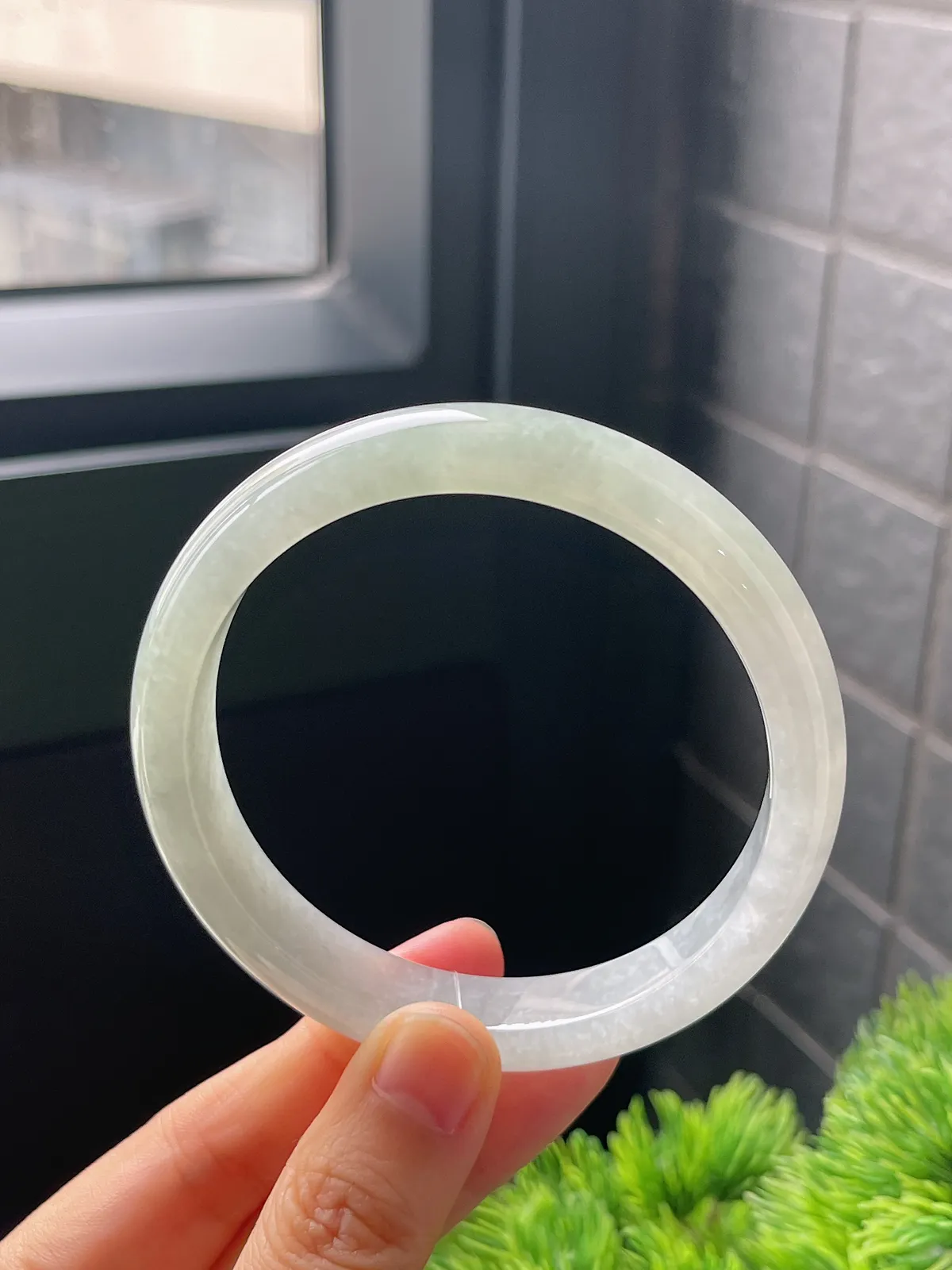 正圈59.6圈口，翡翠冰糯种淡绿色手镯