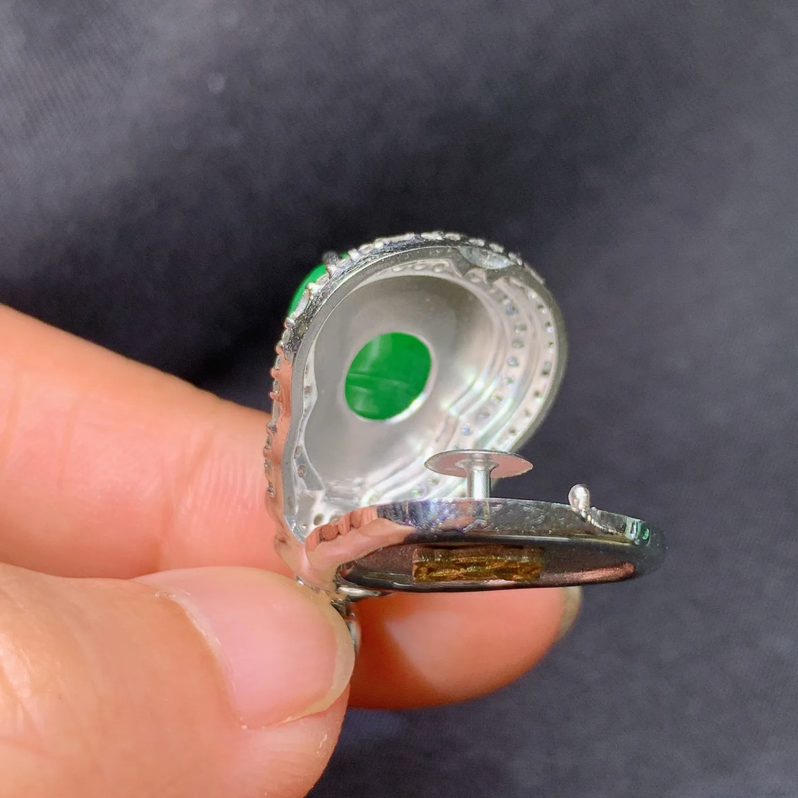 阳绿葫芦吊坠，18k金钻镶嵌，冰润色阳，玉质细腻，Aq整体尺寸29.7*16.7*8.7