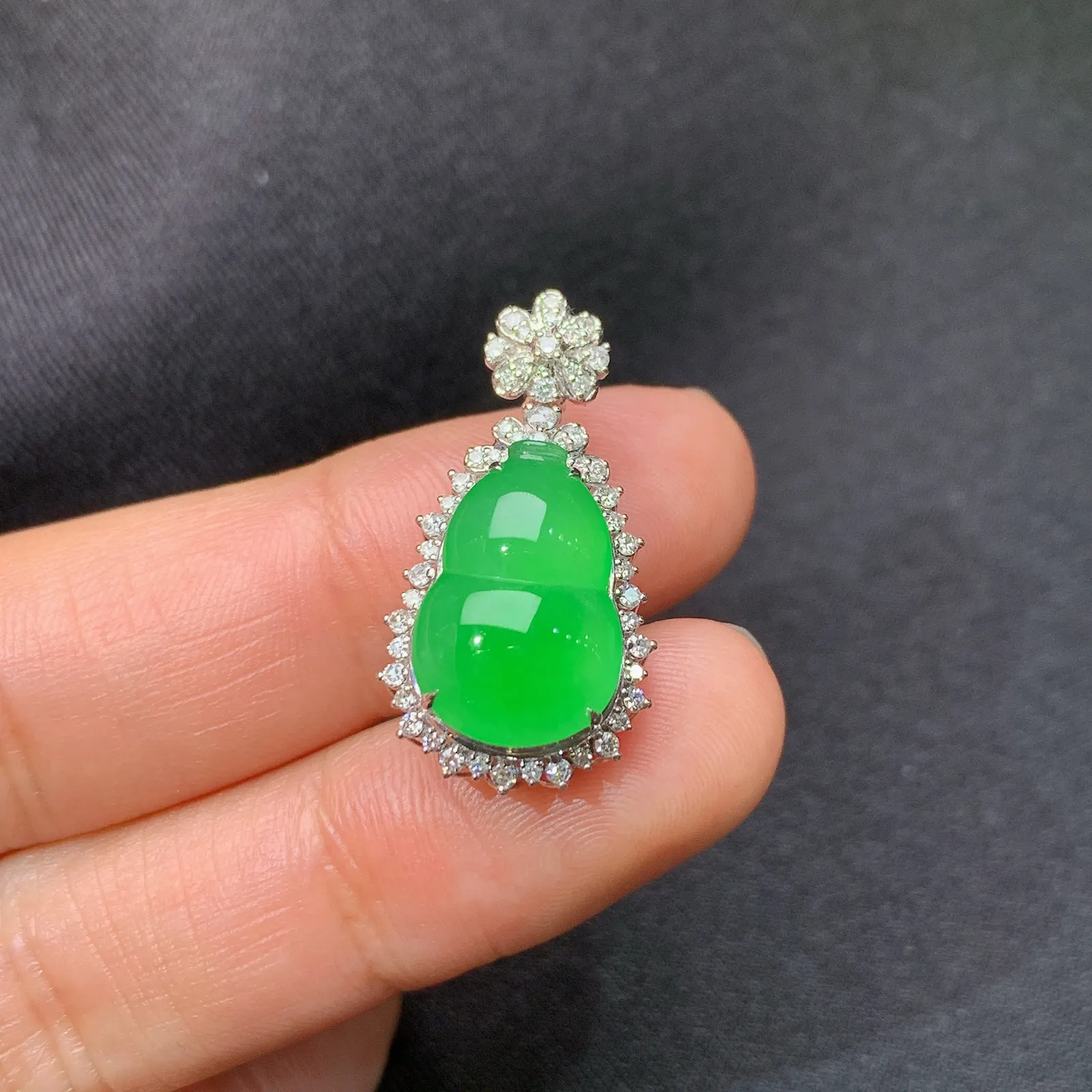 阳绿葫芦吊坠，18k金钻镶嵌，冰润色阳，玉质细腻，种水足，Sk整体尺寸25.2*13.1*8.5