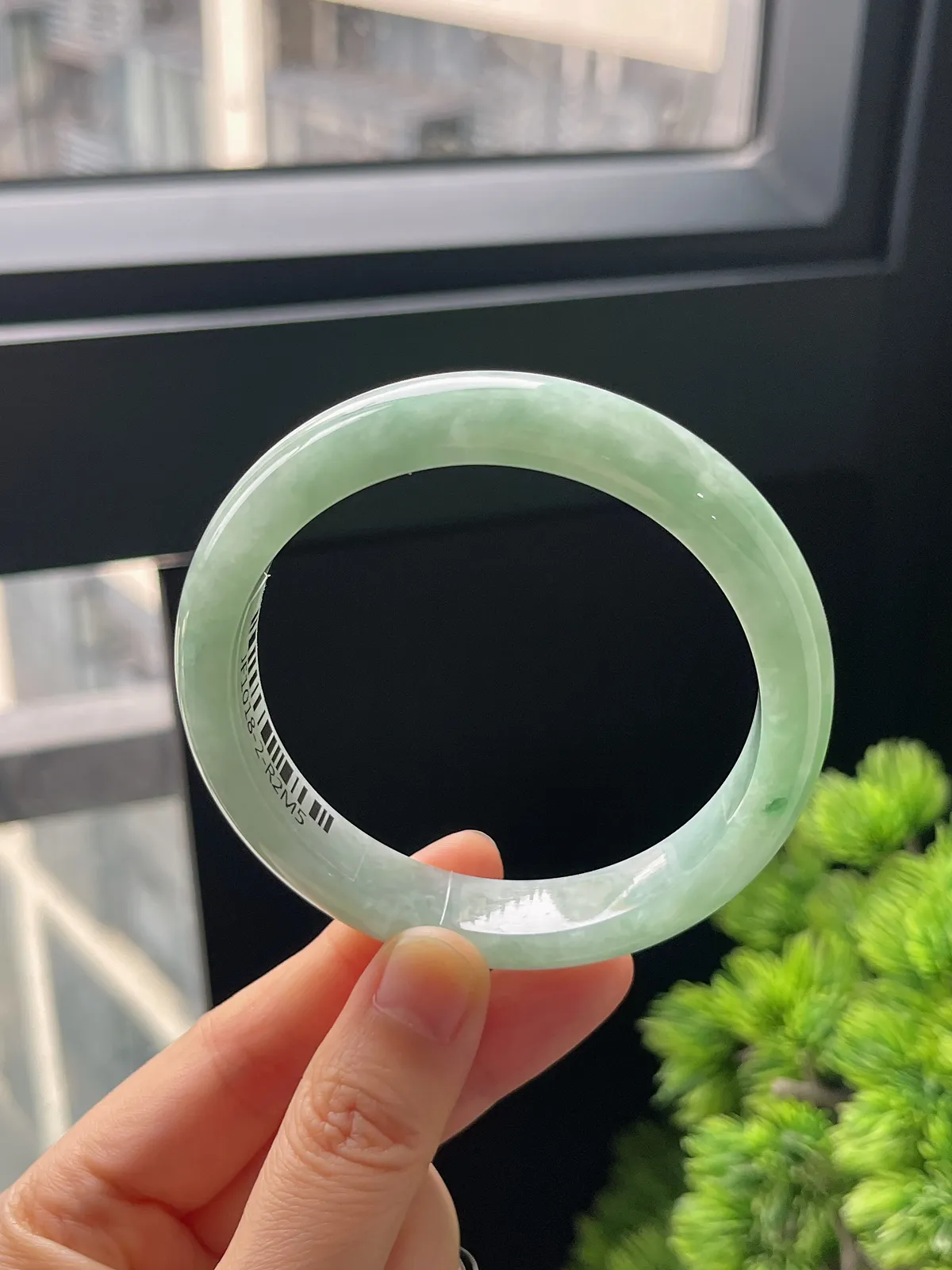 正圈58.7圈口，翡翠糯化种淡绿色手镯