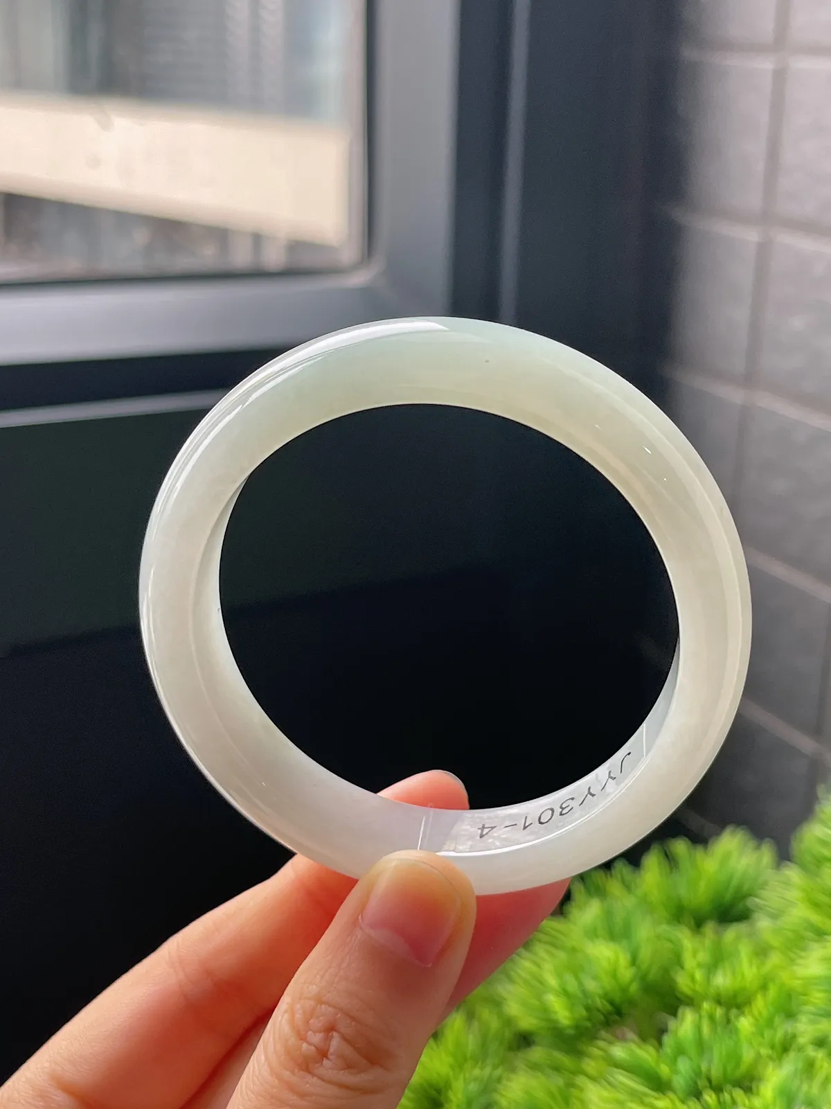 正圈55.7圈口，翡翠冰糯种淡绿色手镯