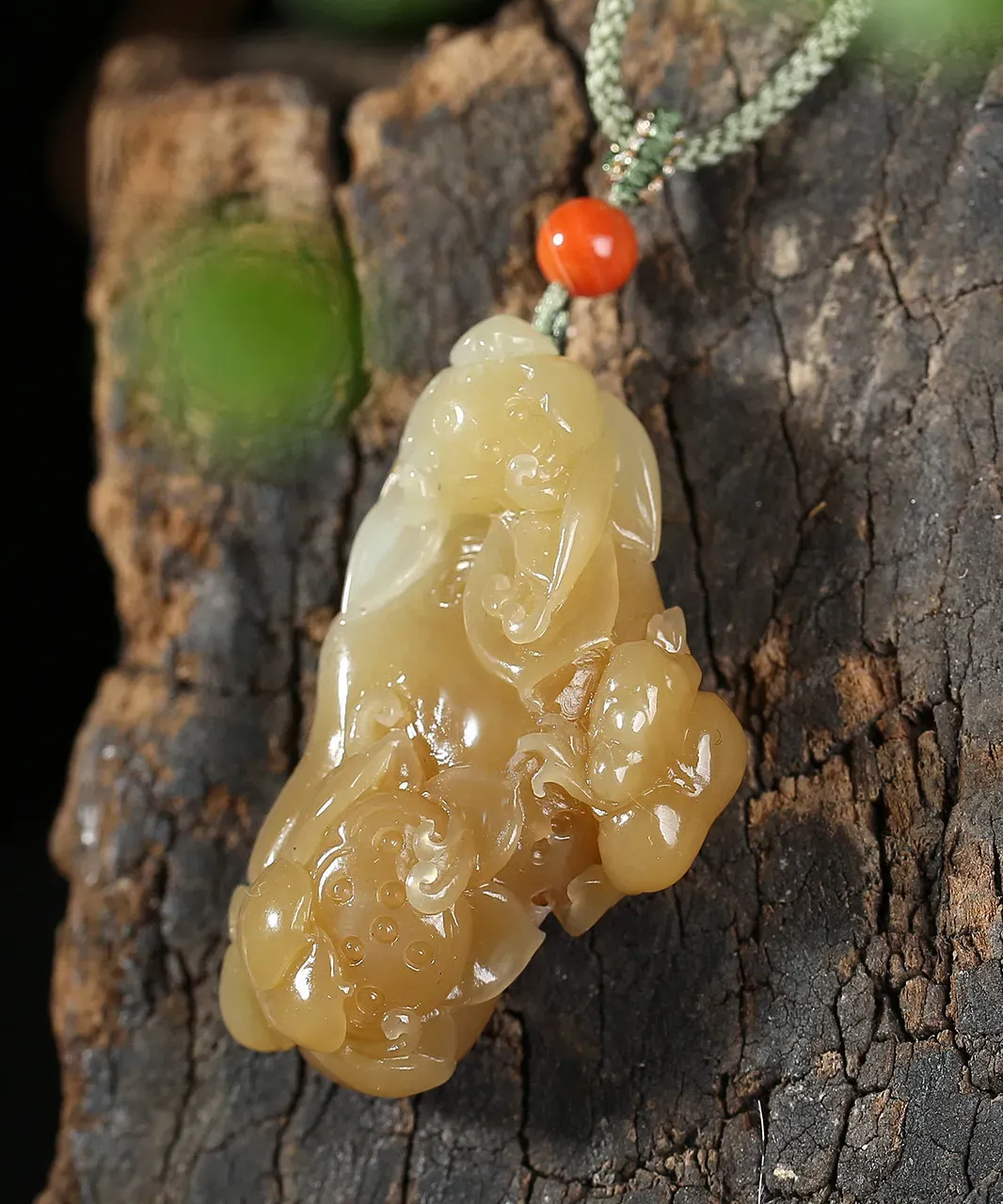 天然和田玉.糖玉.呱呱来财.玉坠.玉质油润.雕琢精美.青蛙趴于荷叶之上.灵动传神.俏皮可爱.优美有趣.寓意四平八稳.事业顺利.品质保证全国复检.尺寸42.8/23.8/12重约17.8克.