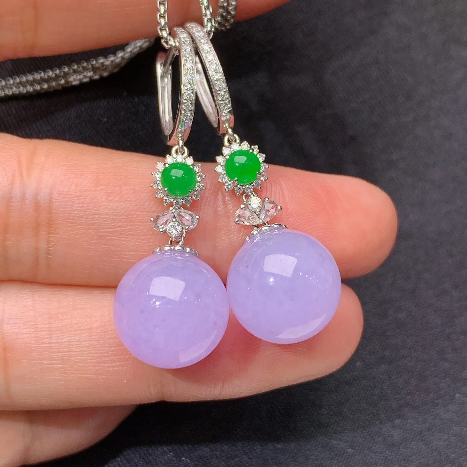 紫罗兰圆珠耳坠，款式优雅，18k金钻搭配小绿蛋面镶嵌，温润细腻，颜色鲜艳，Cj取其一裸石尺寸12