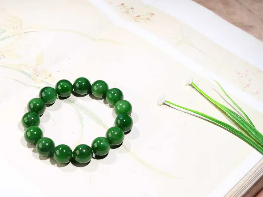 【珠圆玉润】 

精品和田玉碧玉猫眼手串，老坑料，气质神秘，️玉质温润细腻，油性十足，颗颗精选，