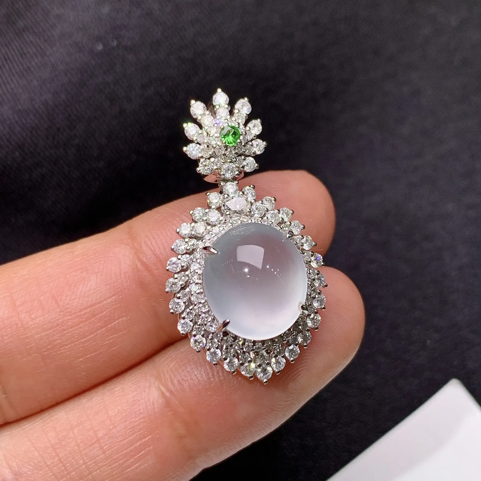 冰种蛋面吊坠，18k金钻镶嵌，冰润饱满，玉质细腻，种水足，Aq整体尺寸30*16.6*11.2