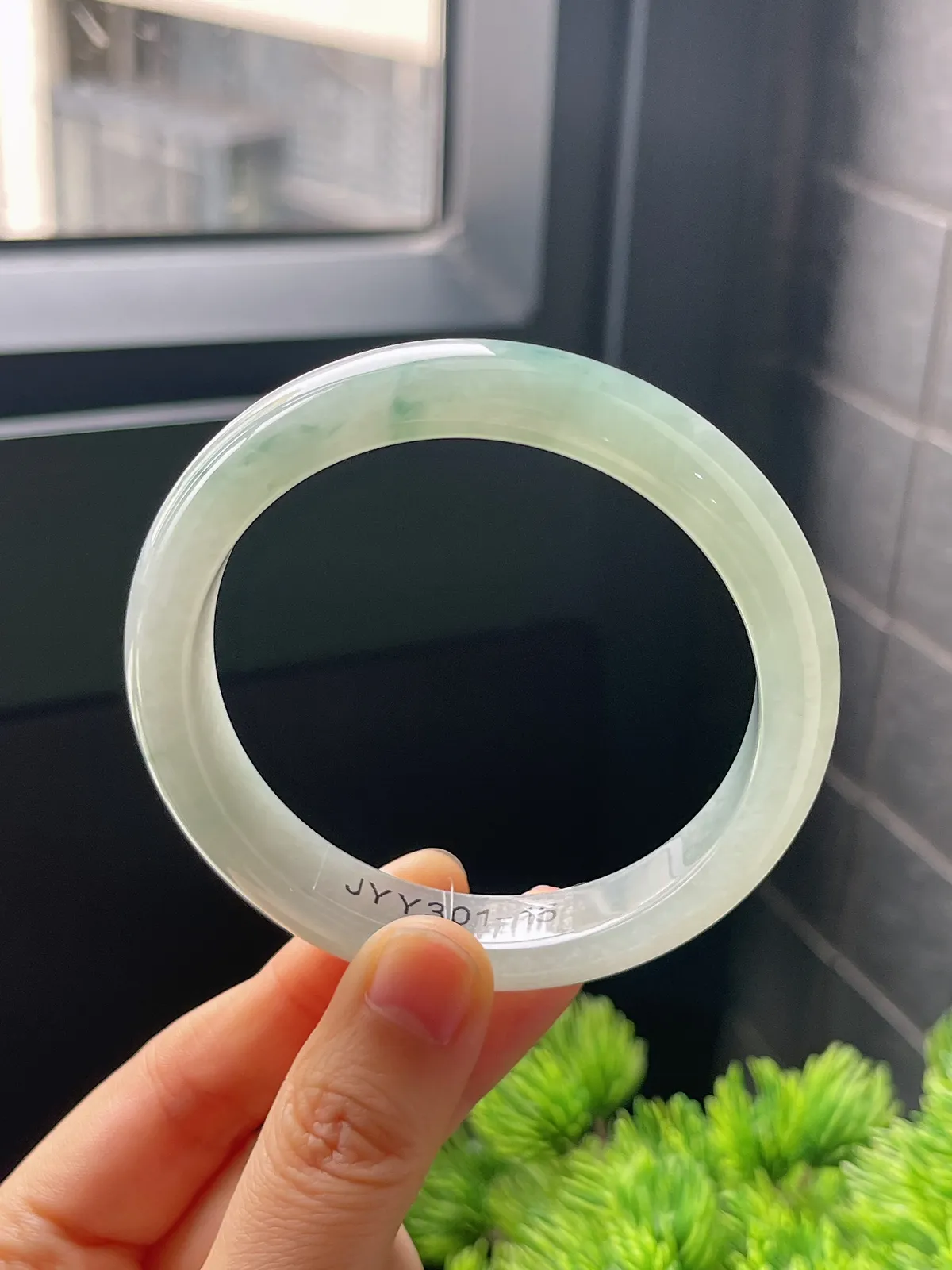 正圈57.7圈口，翡翠冰糯种飘绿手镯