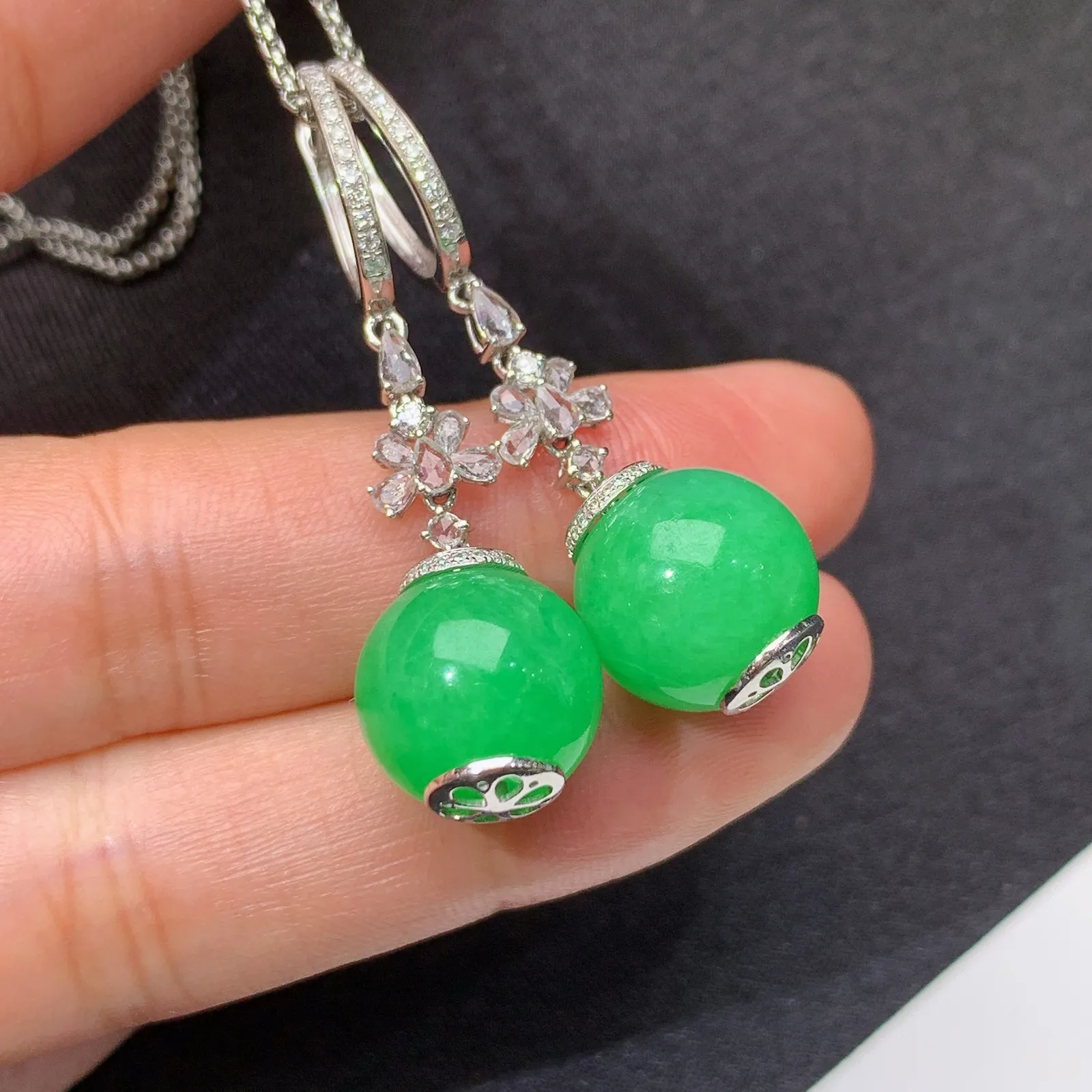 阳绿圆珠耳坠，18k金钻镶嵌，简约时尚，冰润色阳，Cj取其一裸石尺寸12.1