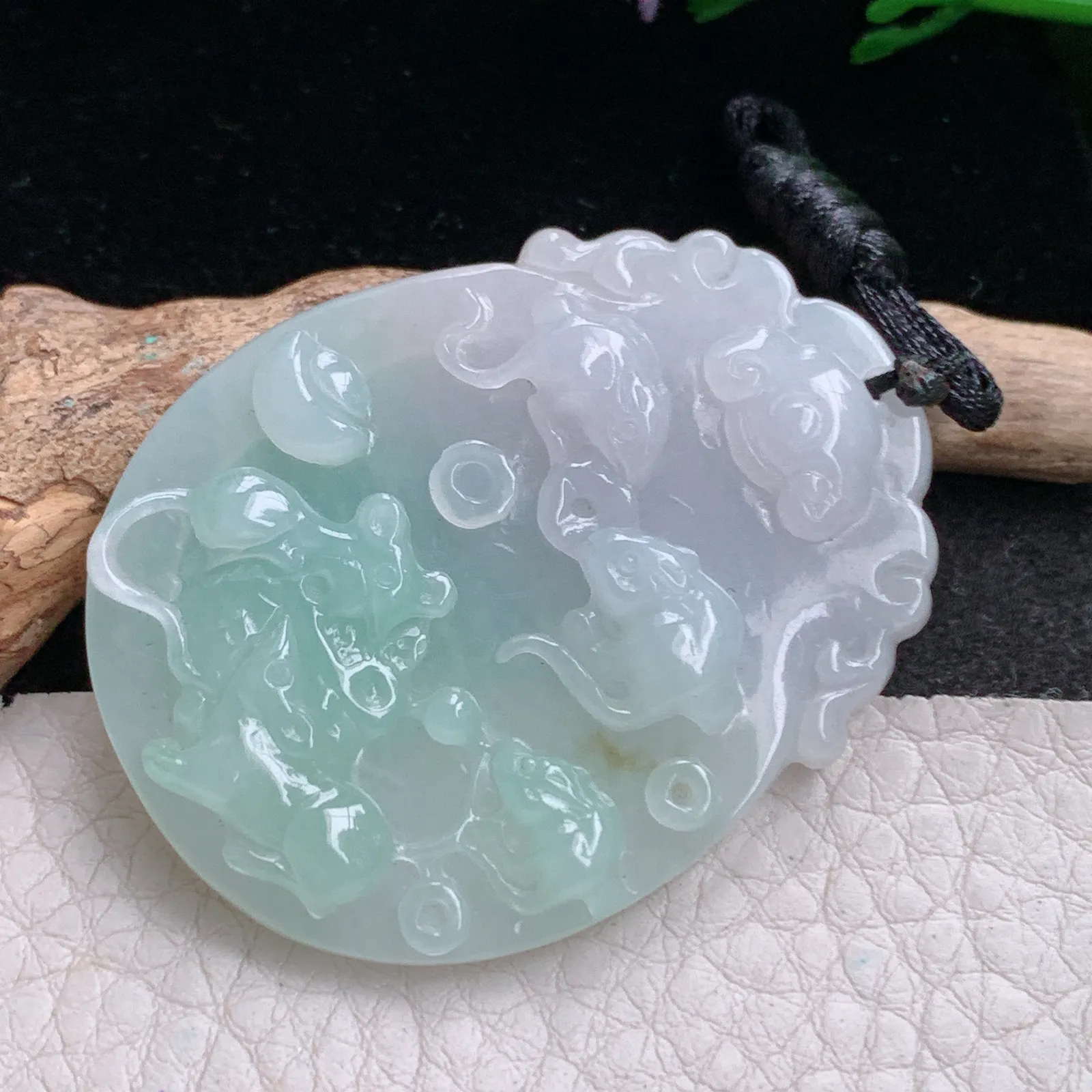 f8自然光48.5*37*5.8天然缅甸翡翠A货飘绿五鼠送财 生肖鼠玉吊坠