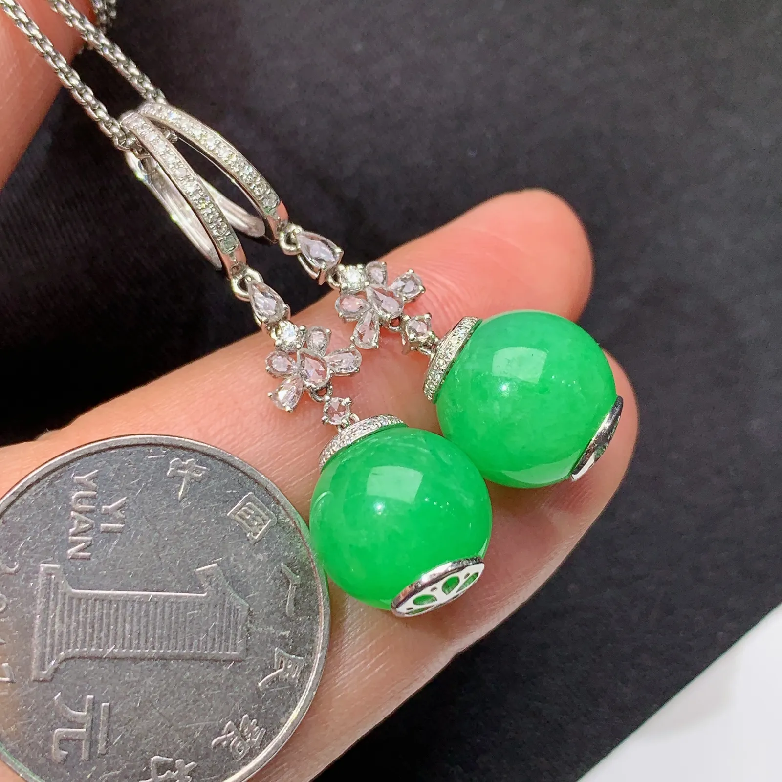 阳绿圆珠耳坠，18k金钻镶嵌，简约时尚，冰润色阳，Cj取其一裸石尺寸12.1