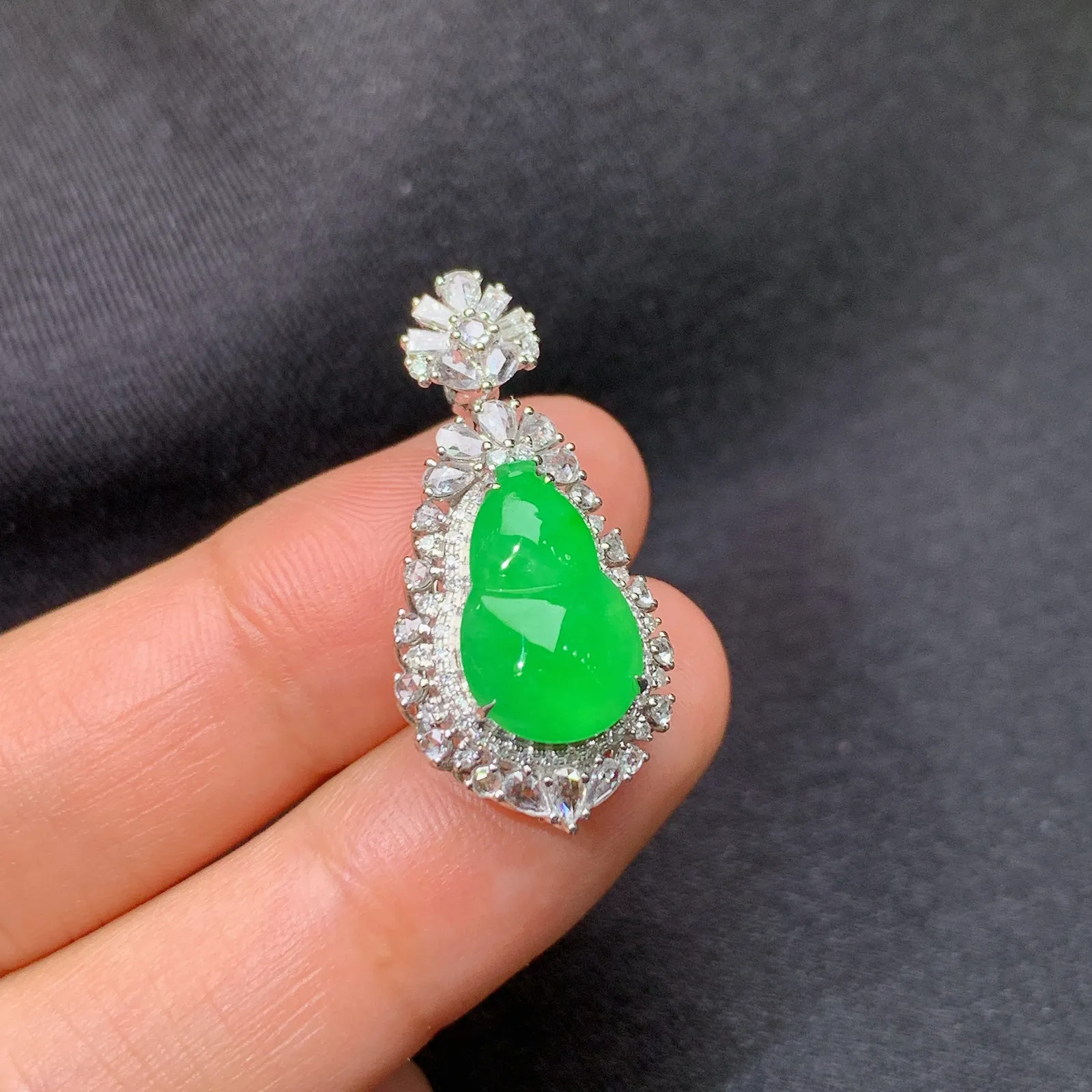 冰阳绿葫芦吊坠，18k金钻镶嵌，高贵色阳，玉质细腻，种水足，Sk整体尺寸28.2*13.6*10.5