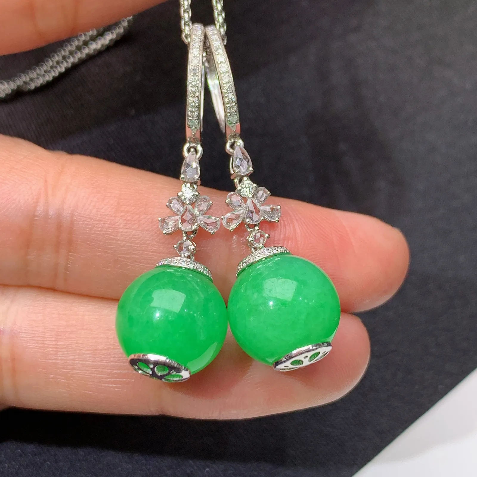 阳绿圆珠耳坠，18k金钻镶嵌，简约时尚，冰润色阳，Cj取其一裸石尺寸12.1