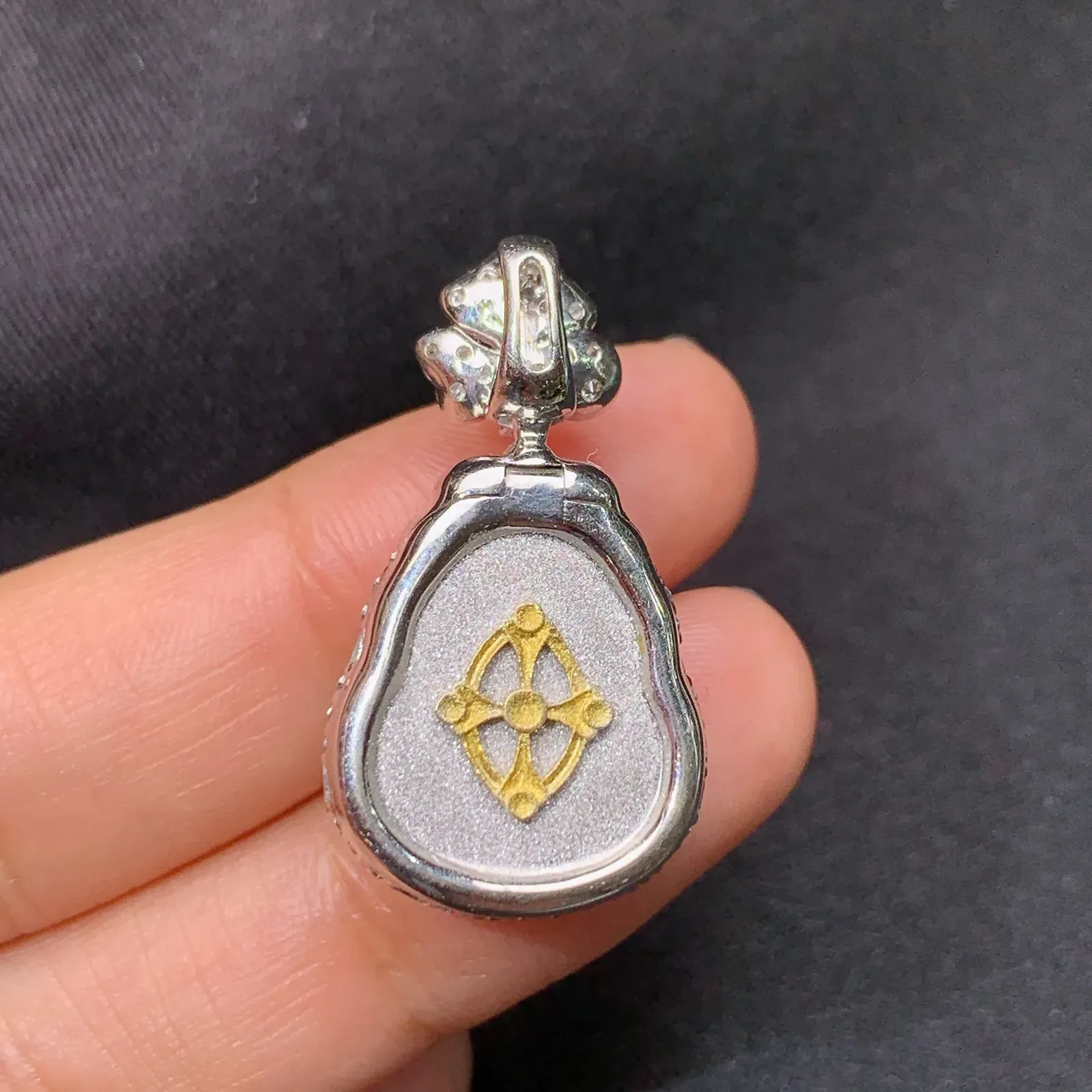 阳绿葫芦吊坠，18k金钻镶嵌，冰润色阳，玉质细腻，Aq整体尺寸29.7*16.7*8.7