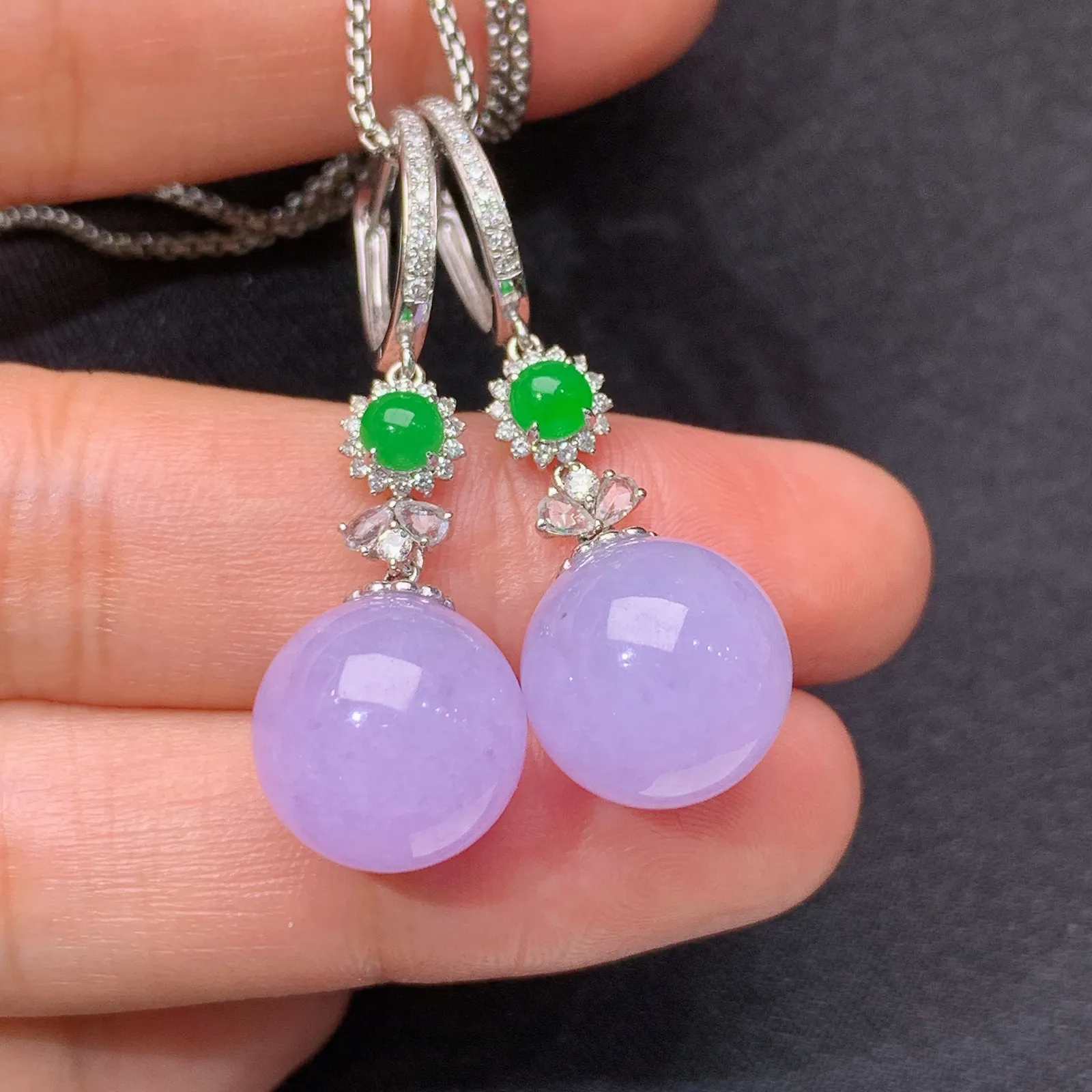 紫罗兰圆珠耳坠，款式优雅，18k金钻搭配小绿蛋面镶嵌，温润细腻，颜色鲜艳，Cj取其一裸石尺寸12