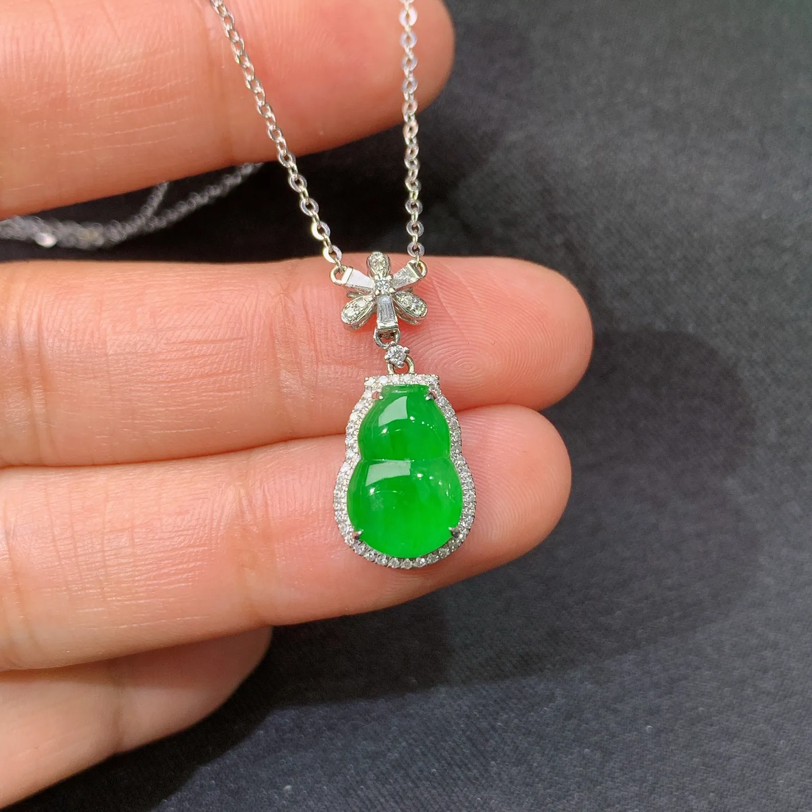 冰阳绿葫芦锁骨链吊坠，18k金钻镶嵌，款式新颖，冰润色阳，种水足，zha裸石尺寸11.5*7.6*2.2