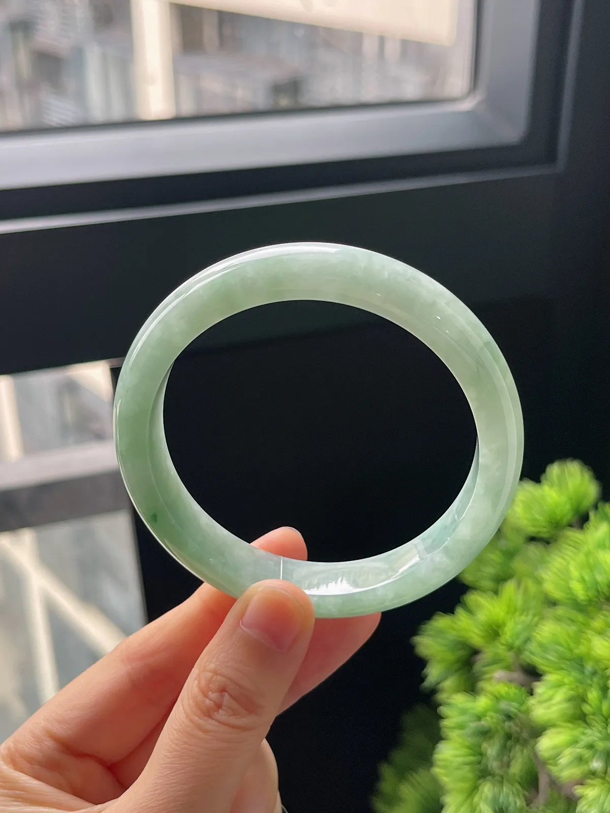 正圈58.7圈口，翡翠糯化种淡绿色手镯