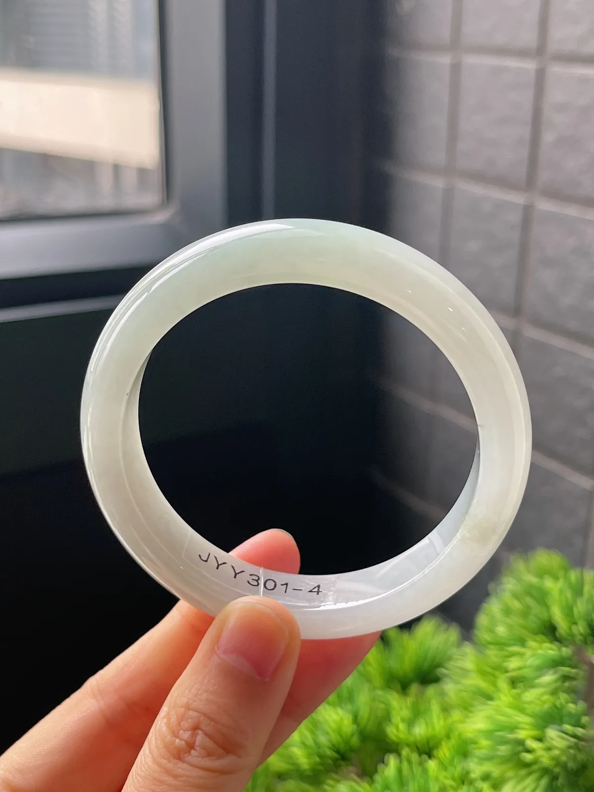 正圈55.7圈口，翡翠冰糯种淡绿色手镯