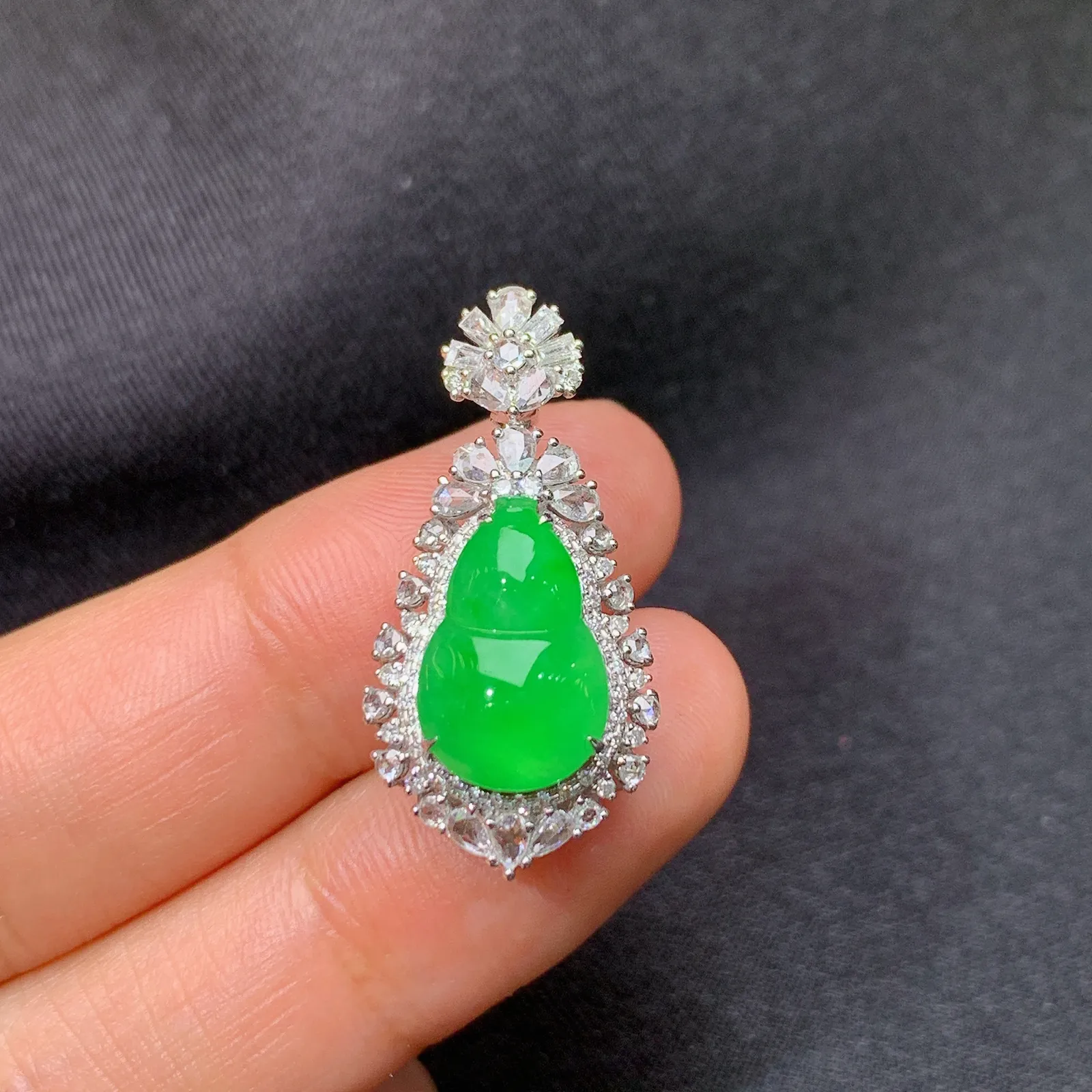 冰阳绿葫芦吊坠，18k金钻镶嵌，高贵色阳，玉质细腻，种水足，Sk整体尺寸28.2*13.6*10.5