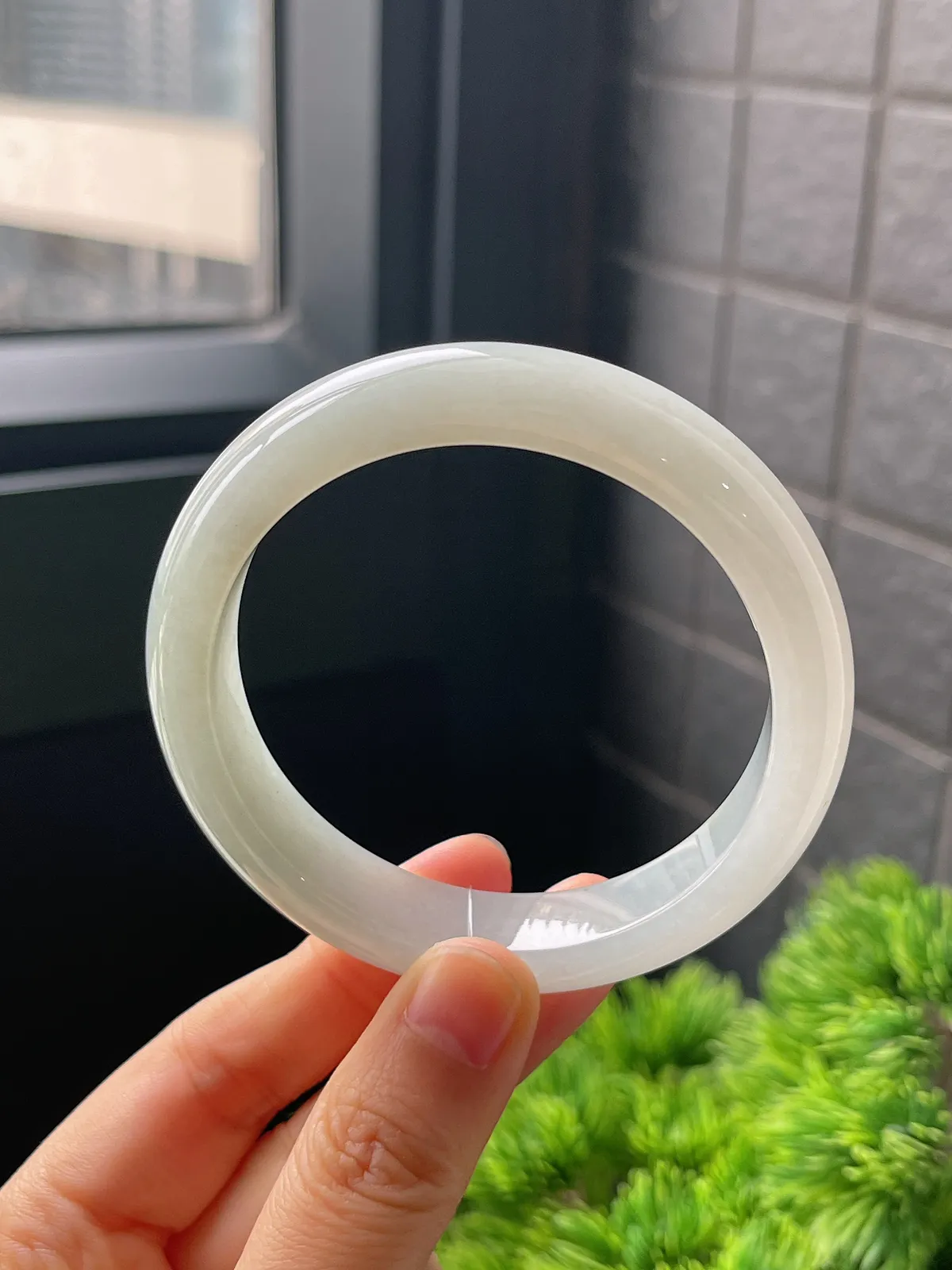 正圈55.7圈口，翡翠冰糯种淡绿色手镯