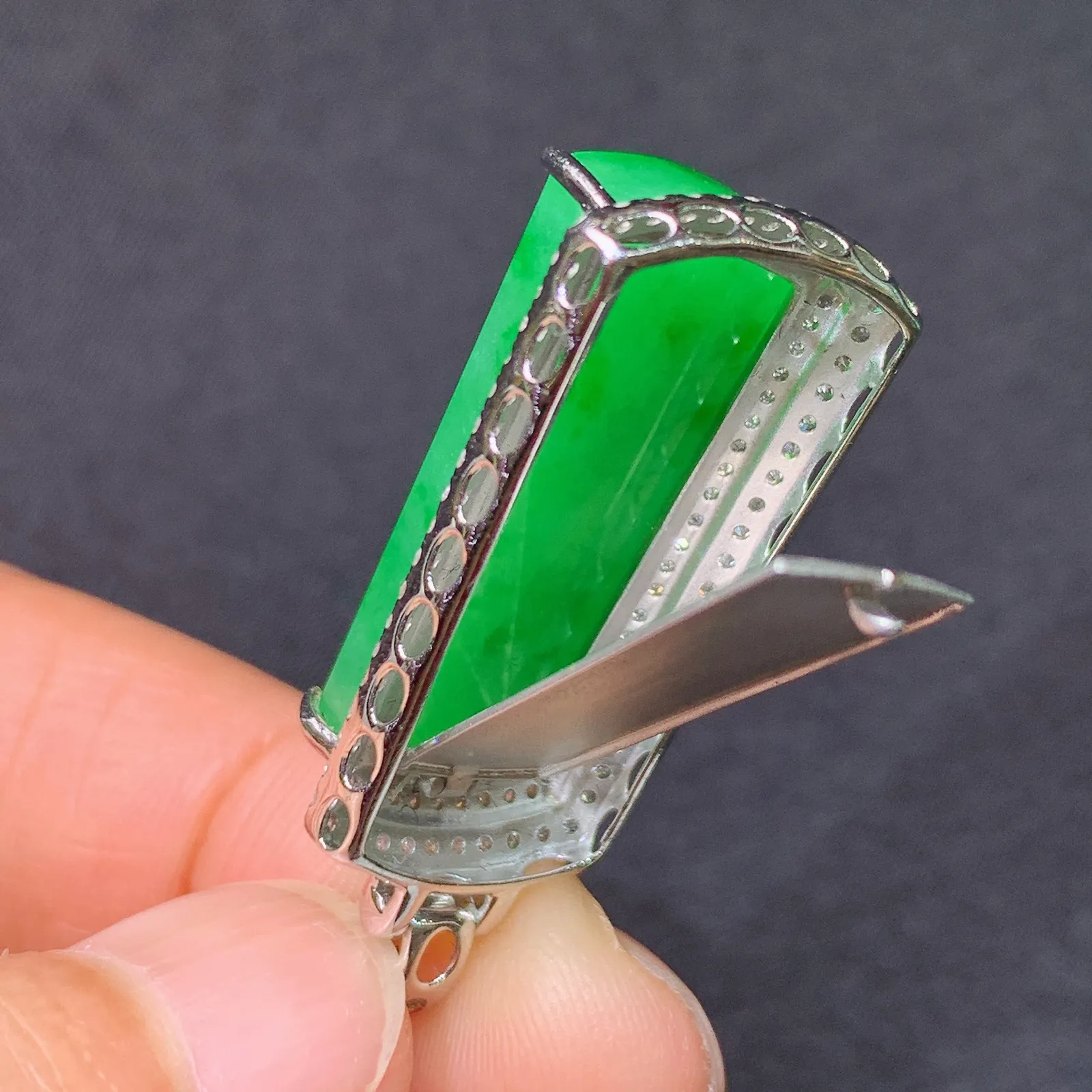 阳绿无事牌吊坠，18k金钻镶嵌，冰润色阳，种老水足，zha整体尺寸34.8*14.8*7.8