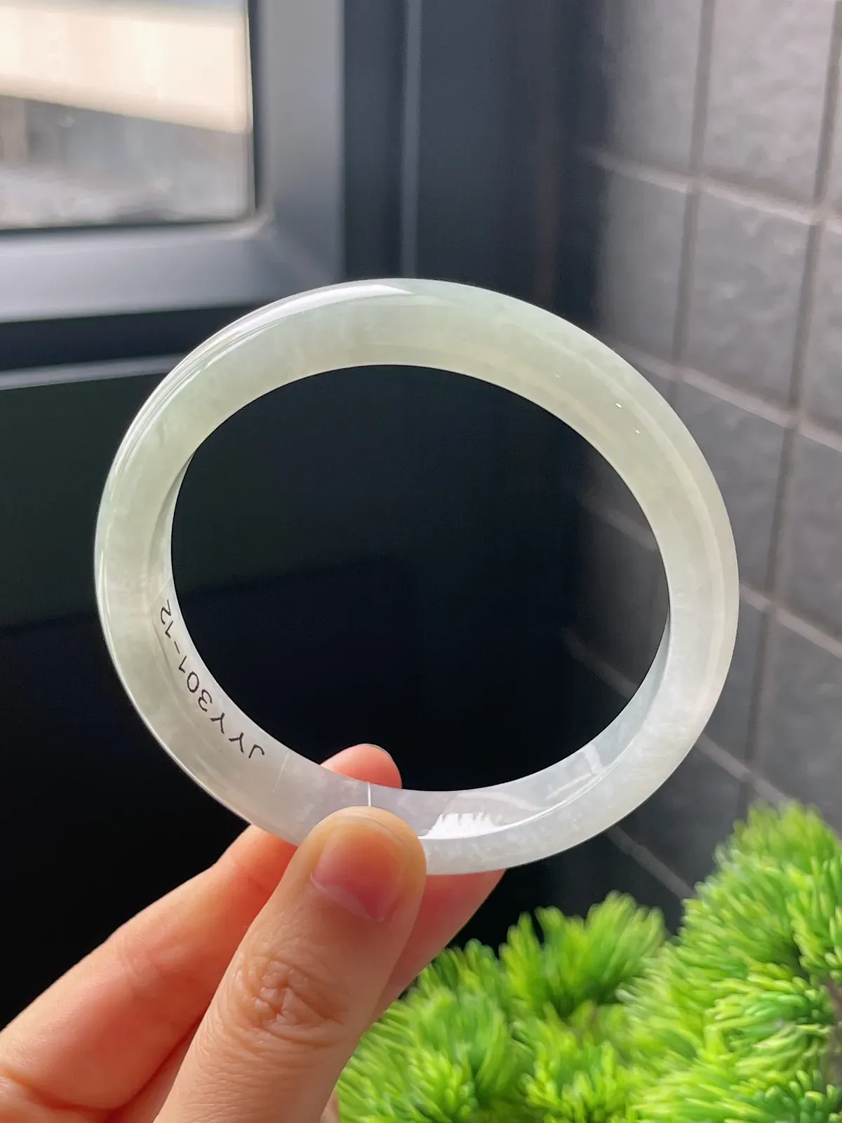 正圈59.6圈口，翡翠冰糯种淡绿色手镯