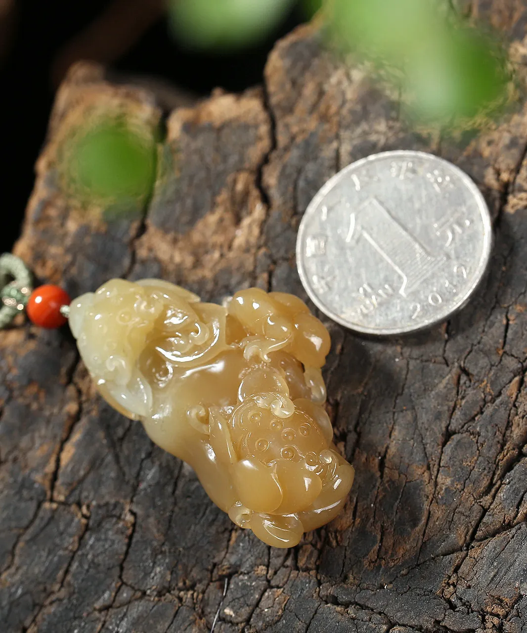 天然和田玉.糖玉.呱呱来财.玉坠.玉质油润.雕琢精美.青蛙趴于荷叶之上.灵动传神.俏皮可爱.优美有趣.寓意四平八稳.事业顺利.品质保证全国复检.尺寸42.8/23.8/12重约17.8克.