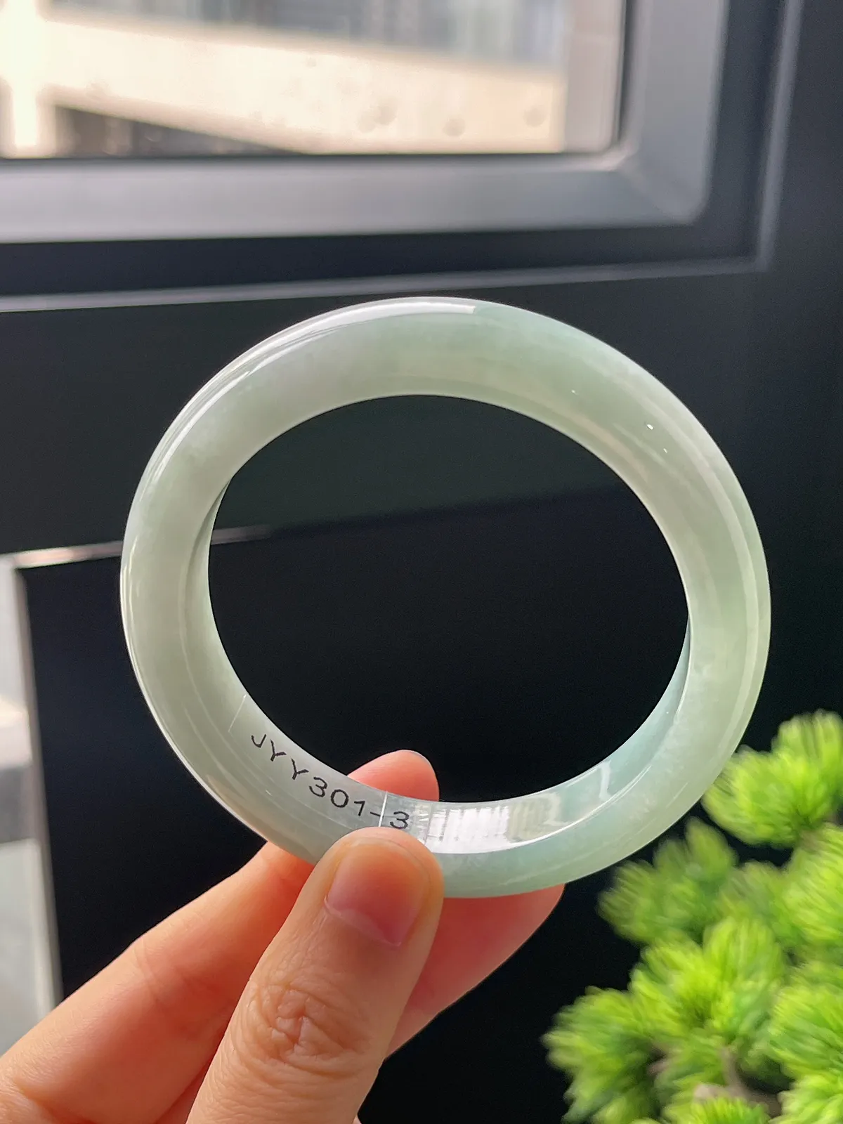 正圈56圈口，翡翠糯化种淡绿色手镯