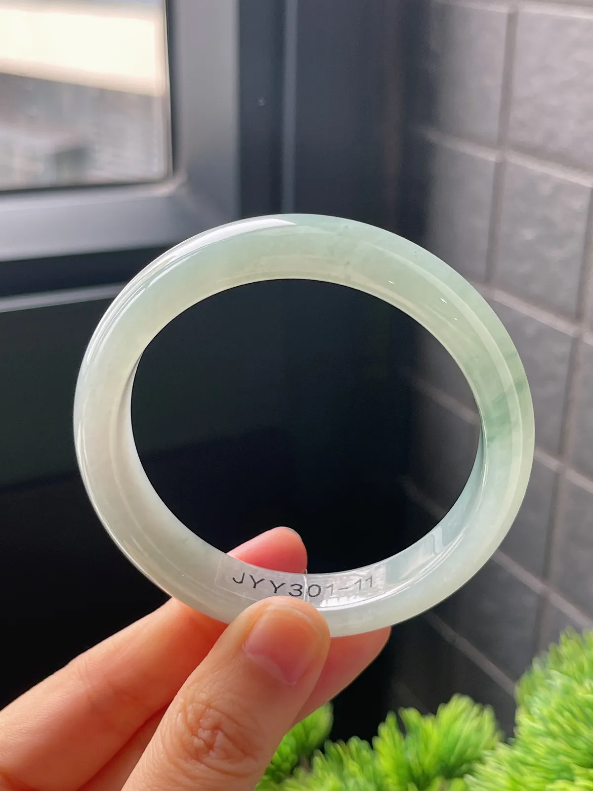 正圈54.7圈口，翡翠冰糯种淡绿色手镯