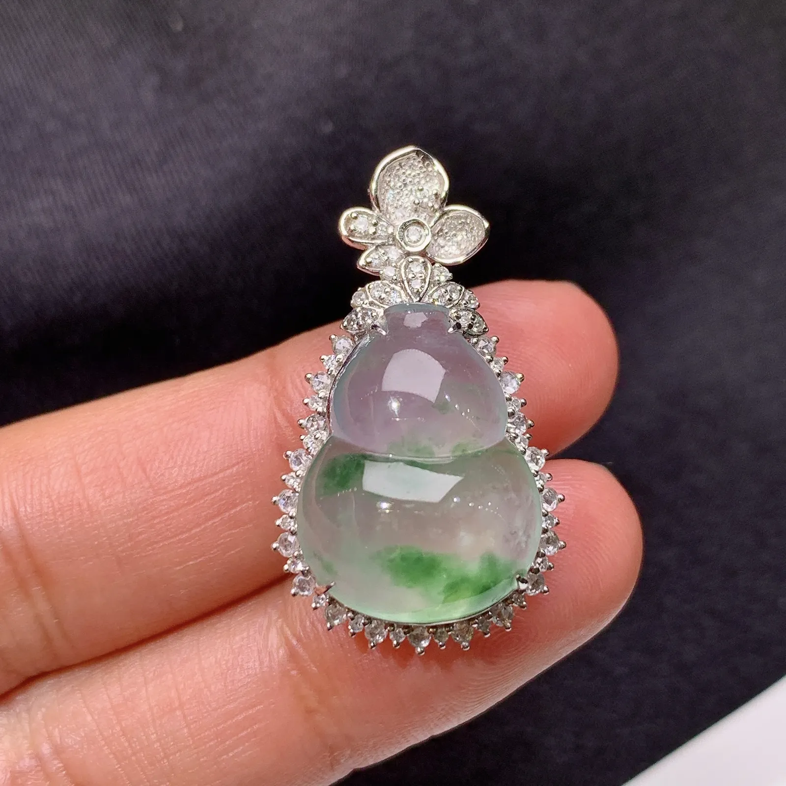 冰飘花葫芦吊坠，18k金钻镶嵌，冰润饱满，玉质细腻，种水足，Kf整体尺寸30.9*18*11.2