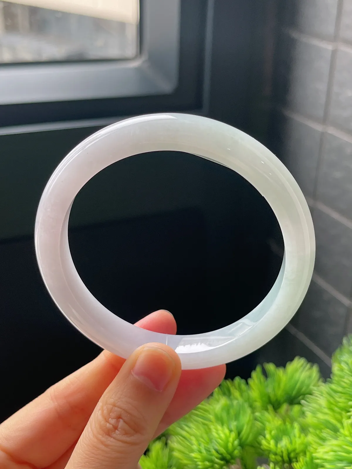 正圈59.6圈口，翡翠糯化种淡绿色手镯